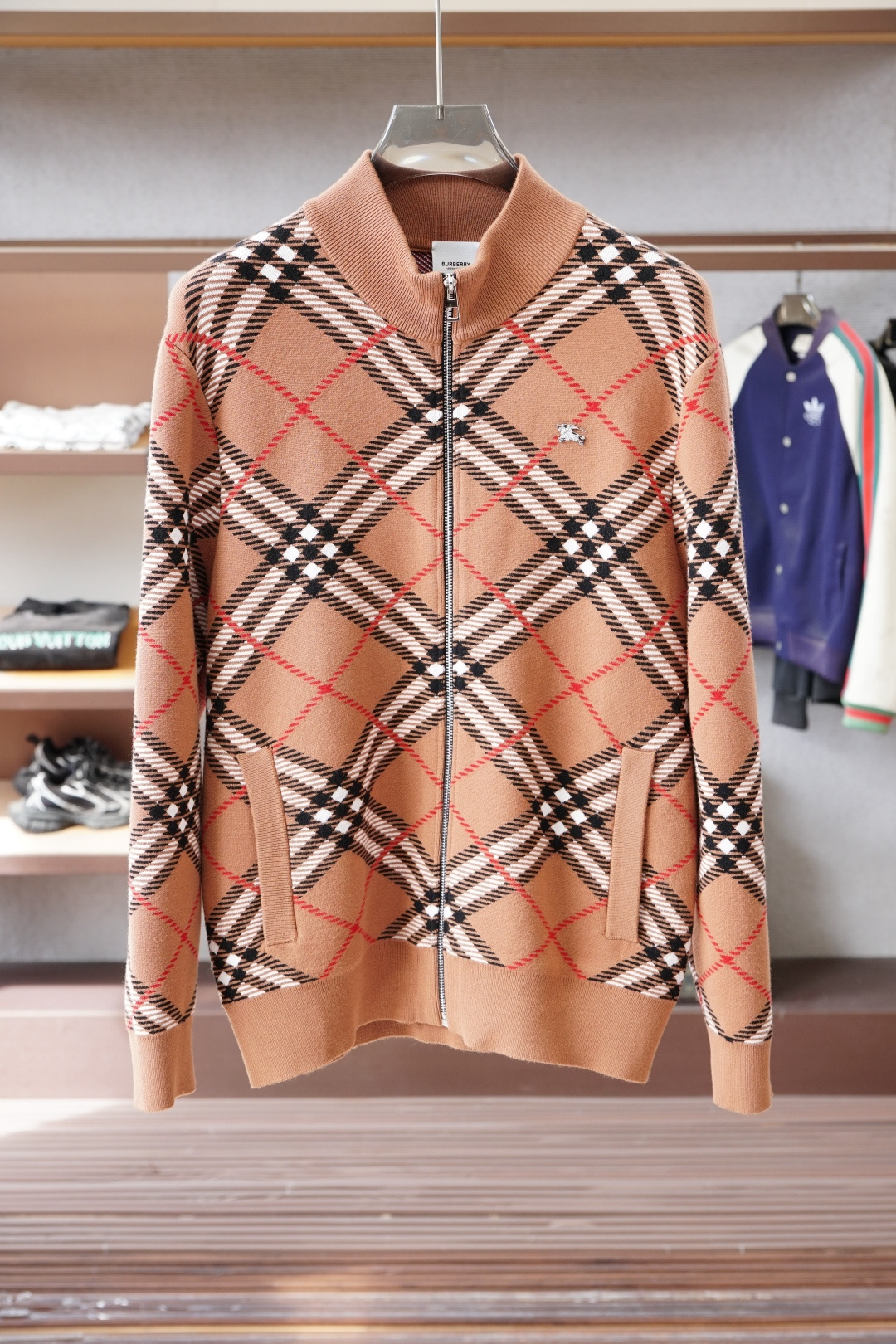 NO:599168,BBR Burberry/Highly recommended!  2025aw autumn and winter new styles, synchronized with counters, fashionable and classic basic ecru jacquard logo knitted thickened cardigan jacket. Must-have style for autumn and winter. Made of wool blended sweater and thickened sweater, exquisite, simple and generous logo embellishment design. There is no too complicated craftsmanship. What is played is the fusion of design and material. Simple European style. With imported wool knitted fabric, it is an artifact for autumn and winter!  Size M-3XL,,burberry,jackets & coats,sweaters,alexander wang19860909BBR 巴宝莉/重磅推荐！2025aw秋冬新款 专柜同步 时尚经典基础款本色提花logo针织加厚开衫外套.秋冬必备款 采用羊毛混纺针织衫加厚毛衣,精致简洁大方logo点缀设计 没有过多复杂的工艺 玩的就是设计与材质的融合 简约的欧风 配以进口羊毛针织面料,秋冬季打底神器！尺码M-3XL,,burberry,jackets & coats,sweaters,alexander wang,Men's clothing