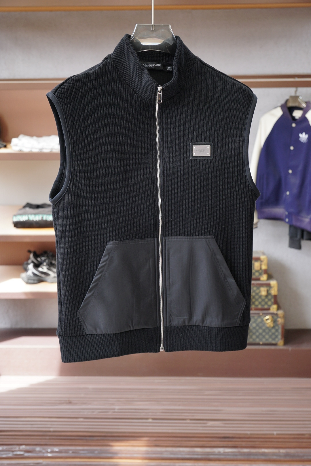 NO:599171,DG-highly recommended!  2025aw new autumn and winter vest, synchronized with counters. Fashionable and classic basic ecru jacquard logo knitted thickened cardigan jacket. A must-have for autumn and winter. Made of wool blended sweater and thickened sweater, exquisite, simple and generous logo embellishment design. There is not too much complicated craftsmanship. What is played is the fusion of design and material. Simple European style. With imported wool knitted fabric, it is a great base for autumn and winter!  Size M-3XL,,jackets & coats,sweaters,alexander wang19860909DG-重磅推荐！2025aw秋冬新款马甲,专柜同步 时尚经典基础款本色提花logo针织加厚开衫外套.秋冬必备款 采用羊毛混纺针织衫加厚毛衣,精致简洁大方logo点缀设计 没有过多复杂的工艺 玩的就是设计与材质的融合 简约的欧风 配以进口羊毛针织面料,秋冬季打底神器！尺码M-3XL,,jackets & coats,sweaters,alexander wang,Men's clothing