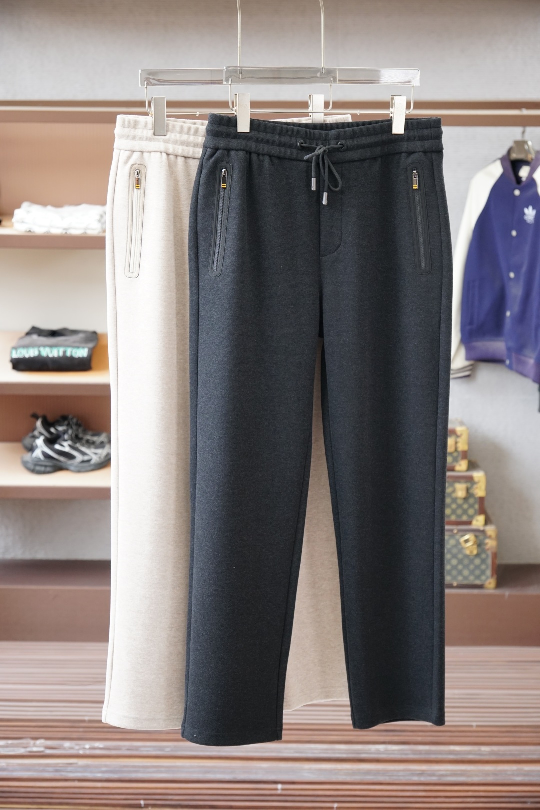 NO:599182,LP-Lo*ro Pi*na u Pian Ya 2025 Autumn and Winter Full product order, warm and stylish Wool blended elastic waist straight-leg casual pants Classic and versatile Logo hardware embellishment, elastic waist drawstring fit tailoring Classic and versatile at the same time The upper body has a casual sense of relaxation The fabric is made of blended wool material, comfortable and breathable Warm and reflects high-end texture Full product order, color khaki Size m to xxxl, loro  piana,alexander wang19860909LP-Lo*ro Pi*na诺 u翩雅 2025秋冬 全品相订单,保暖有型 羊毛呢混纺松紧腰直脚休闲裤 经典百搭 标志五金的点缀,松紧腰抽绳合体的剪裁 经典百搭同时 上身有总随意的松弛感 面料采用混纺羊毛材质,舒适透气 保暖的同时 体现高档质感 全品相的订单,颜色卡其 码数m到xxxl,,loro piana,alexander wang,Men's clothing