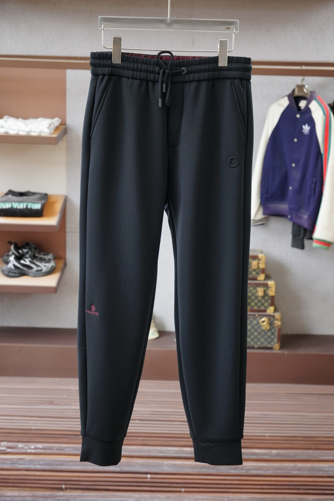 NO:599158,Mengkou - 2025 Autumn and Winter Casual Pants Thickened Edition A new interpretation of aesthetics, a strong sense of style and fashion, with a strong sense of detail and design. The classic brand logo is used as a color combination to interpret classic brand fashion, adding luster to the overall look. Imported fabrics are soft and comfortable. The inner fabric is flat and breathable, simple and full of unique charm.  European trade channels, direct delivery from Italian overseas warehouses, limited sales of overseas boutiques. 25 new autumn and winter casual fashion pants, these pants adopt the design of big brands to create a fashionable trend, with exquisite details, showing super high quality. The pants are embellished with iconic brand logos, highlighting the brand style, creating fashionable and diverse styles. Imported fabrics are carefully made, soft and comfortable, and skin-friendly. They are comfortable pants for home and going out, just wear a jacket and you can go out ~ Color black Size: M L XL 2XL  3XL,,Moncler,jackets & coats,alexander wang19860909蒙口-2025秋冬休闲裤加厚版 美学的焕新诠释,演绎浓郁的格调型时尚风范,细节感和设计感强悍.经典品牌标识做为色彩搭配,演绎经典的品牌时尚,为整体造型增光添彩.进口面料,柔软舒适.内里织面平整透气性极佳,简洁而富有独特魅力. 欧洲贸易渠道,意大利海外仓直发,海外精品限定销售.25秋冬新款休闲时尚裤,这款裤采用大牌的设计打造时尚潮流感,细节处理精致到位,展现超高的品质. 裤身上点缀标志性品牌标识,彰显品牌格调,打造时尚多样的造型.进口面料精心打造,柔软舒适,还亲肤舒适,是居家和外出都很舒适的一款裤子,随便搭个外套就可以出门啦~ 颜色黑色 尺码:M L XL 2XL 3XL,,Moncler,jackets & coats,alexander wang,Men's clothing