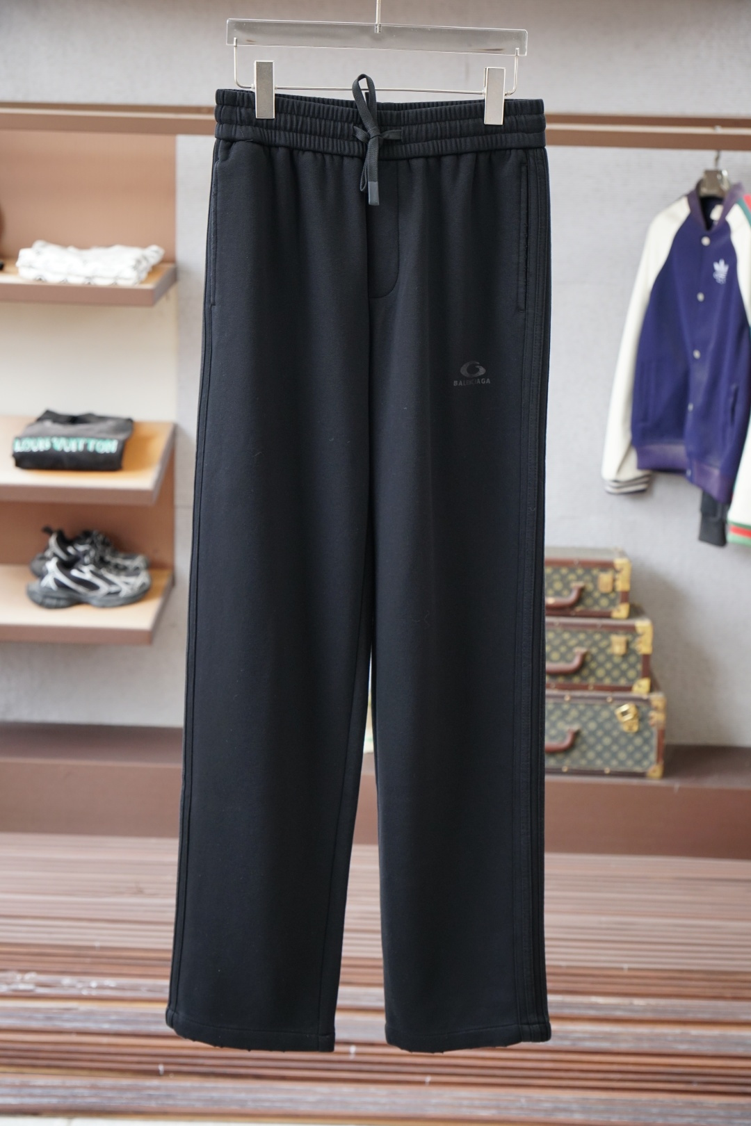 NO:599181,Balenciaga/men's casual pants, wide-leg casual pants, the latest upper body style is invincible!  Very versatile, slim fit, slimming, and long legs. Imported thickened cotton is warm and comfortable, and can definitely be worn with eyes closed. This pair of pants is very versatile, with an elastic waist, and can be worn for daily work and outdoor sports. It is the perfect combination of fashion, leisure and outdoor sports, so it is your best choice whether you wear it daily or outdoors. Sizes M-3XL, balenciaga, alexander wang19860909巴黎世家/男士休闲裤阔腿休闲裤,最新款上身版型无敌正！非常百搭,修身身材,巨显瘦,显腿长.进口加厚棉保暖舒适, 绝对可以闭眼收的一款 此款裤子非常百搭,弹力腰围,日常上班 户外运动都可以穿着,是时尚休闲与户外运动的完美结合,所以无论您平时穿或者户外穿都是您的最佳选择. 尺码M-3XL,,balenciaga,alexander wang,Men's clothing