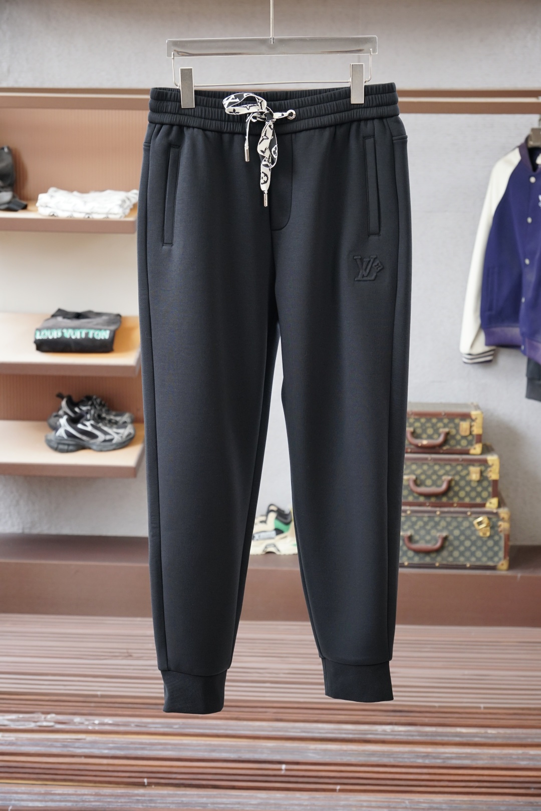 NO:599161,LV-Louis Vuitton-2025 Autumn and Winter Casual Pants A new interpretation of aesthetics, interpreting a strong style of fashion, with a strong sense of detail and design. The classic brand logo is used as a color combination to interpret classic brand fashion, adding luster to the overall look. Imported fabrics are soft and comfortable. The inner fabric is flat and breathable, simple and full of unique charm.  European trade channels, direct delivery from Italian overseas warehouses, limited sales of overseas boutiques. 25 new autumn and winter casual fashion pants, these pants adopt the design of big brands to create a fashionable trend, with exquisite details, showing super high quality. The pants are embellished with iconic brand logos, highlighting the brand style, creating fashionable and diverse styles. Imported fabrics are carefully made, soft and comfortable, and skin-friendly. They are comfortable pants for home and going out, just wear a jacket and you can go out ~ Color black Size: M L XL 2XL  3XL,,louis vuitton,louis vuitton,jackets & coats,alexander wang19860909LV-路易威登-2025秋冬休闲裤子 美学的焕新诠释,演绎浓郁的格调型时尚风范,细节感和设计感强悍.经典品牌标识做为色彩搭配,演绎经典的品牌时尚,为整体造型增光添彩.进口面料,柔软舒适.内里织面平整透气性极佳,简洁而富有独特魅力. 欧洲贸易渠道,意大利海外仓直发,海外精品限定销售.25秋冬新款休闲时尚裤,这款裤采用大牌的设计打造时尚潮流感,细节处理精致到位,展现超高的品质. 裤身上点缀标志性品牌标识,彰显品牌格调,打造时尚多样的造型.进口面料精心打造,柔软舒适,还亲肤舒适,是居家和外出都很舒适的一款裤子,随便搭个外套就可以出门啦~ 颜色黑色 尺码:M L XL 2XL 3XL,,louis vuitton,louis vuitton,jackets & coats,alexander wang,Men's clothing