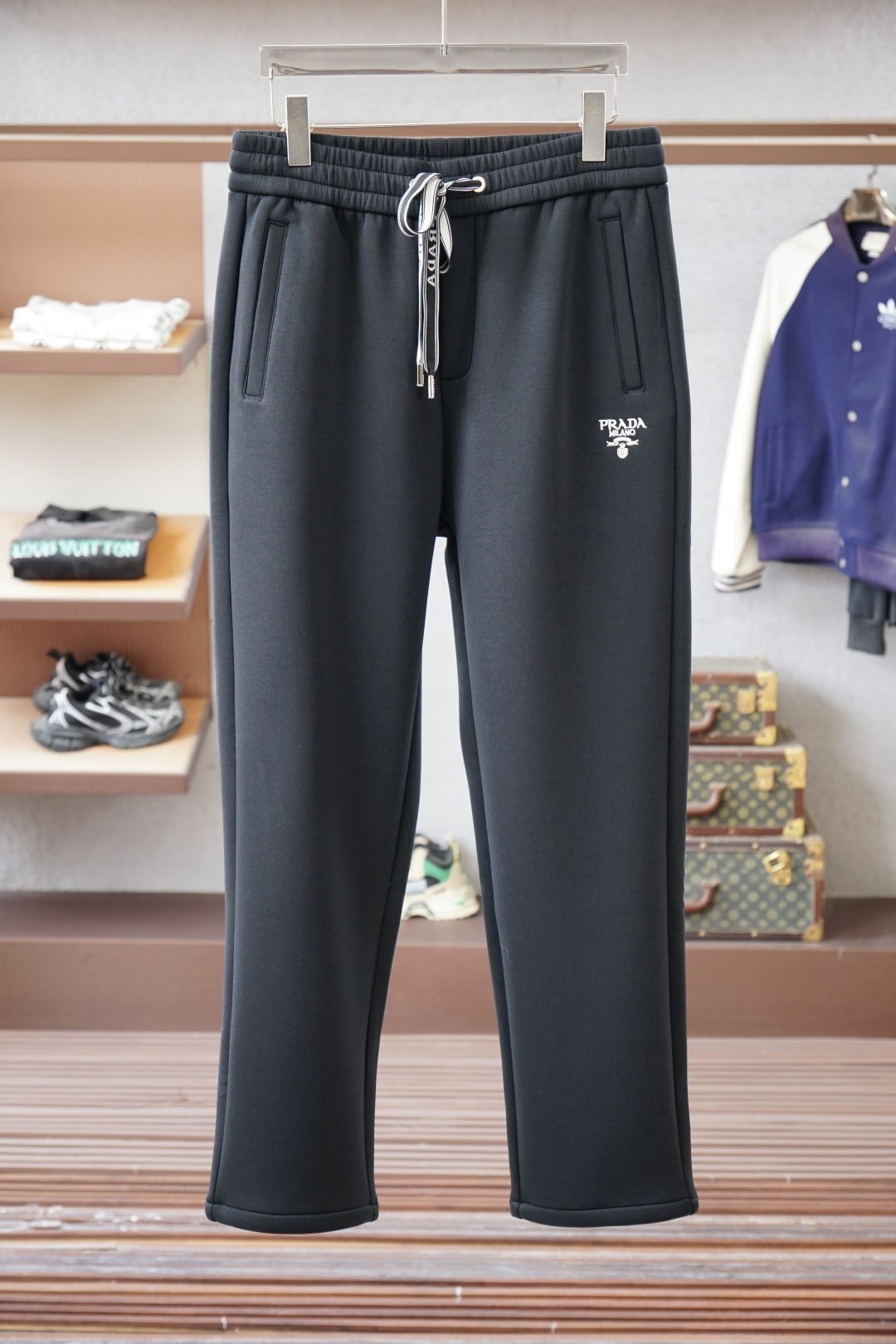 NO:599164,Prada/2025 Autumn and Winter Casual Pants are a new interpretation of aesthetics, interpreting a rich style of fashion style, with a strong sense of detail and design. The classic brand logo is used as a color combination to interpret classic brand fashion, adding luster to the overall look. Imported fabrics are soft and comfortable. The inner fabric is flat and breathable, simple and full of unique charm.  European trade channels, direct delivery from Italian overseas warehouses, limited sales of overseas boutiques. 25 new autumn and winter casual fashion pants, these pants adopt the design of big brands to create a fashionable trend, with exquisite details, showing super high quality. The pants are embellished with iconic brand logos, highlighting the brand style, creating fashionable and diverse styles. Imported fabrics are carefully made, soft and comfortable, and skin-friendly. They are comfortable pants for home and going out, just wear a jacket and you can go out ~ Color black Size: M L XL 2XL  3XL,,prada,prada,jackets & coats,alexander wang19860909Prada普拉达/2025秋冬休闲裤子 美学的焕新诠释,演绎浓郁的格调型时尚风范,细节感和设计感强悍.经典品牌标识做为色彩搭配,演绎经典的品牌时尚,为整体造型增光添彩.进口面料,柔软舒适.内里织面平整透气性极佳,简洁而富有独特魅力. 欧洲贸易渠道,意大利海外仓直发,海外精品限定销售.25秋冬新款休闲时尚裤,这款裤采用大牌的设计打造时尚潮流感,细节处理精致到位,展现超高的品质. 裤身上点缀标志性品牌标识,彰显品牌格调,打造时尚多样的造型.进口面料精心打造,柔软舒适,还亲肤舒适,是居家和外出都很舒适的一款裤子,随便搭个外套就可以出门啦~ 颜色黑色 尺码:M L XL 2XL 3XL,,prada,prada,jackets & coats,alexander wang,Men's clothing