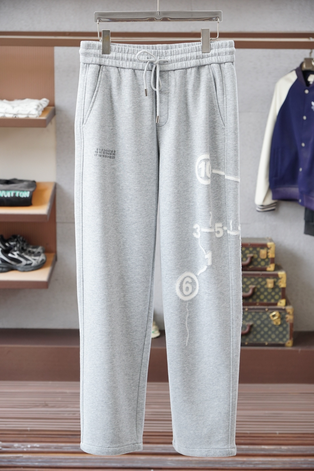 NO:599155,Margiela - men's casual pants, wide-leg casual pants, the latest upper body style is invincible!  Very versatile, slim fit, slimming, and long legs. Imported thickened cotton is warm and comfortable, and can definitely be worn with eyes closed. This type of pants is very versatile, with an elastic waist, and can be worn for daily work and outdoor sports. It is the perfect combination of fashion, leisure and outdoor sports, so it is your best choice whether you wear it daily or outdoors. Sizes M-3XL, masion margiela, alexander wang19860909马吉拉-男士休闲裤阔腿休闲裤,最新款上身版型无敌正！非常百搭,修身身材,巨显瘦,显腿长.进口加厚棉保暖舒适, 绝对可以闭眼收的一款 此款裤子非常百搭,弹力腰围,日常上班 户外运动都可以穿着,是时尚休闲与户外运动的完美结合,所以无论您平时穿或者户外穿都是您的最佳选择. 尺码M-3XL,,masion margiela,alexander wang,Men's clothing