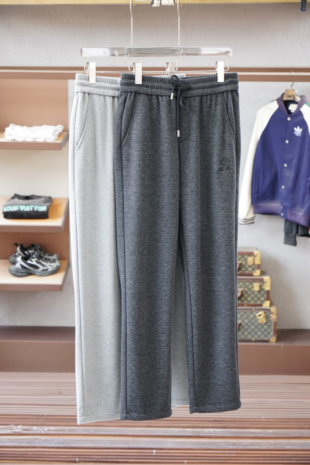 NO:599167,LP-Lo*ro Pi*na u Pian Ya 2025 Autumn and Winter Full product order, warm and stylish Wool blended elastic waist straight-leg casual pants Classic and versatile Logo hardware embellishment, elastic waist drawstring fit tailoring Classic and versatile at the same time The upper body has a casual sense of relaxation The fabric is made of blended wool material, comfortable and breathable Warm and reflects high-end texture Full product order, color khaki Size m to xxxl, loro  piana,alexander wang19860909LP-Lo*ro Pi*na诺 u翩雅 2025秋冬 全品相订单,保暖有型 羊毛呢混纺松紧腰直脚休闲裤 经典百搭 标志五金的点缀,松紧腰抽绳合体的剪裁 经典百搭同时 上身有总随意的松弛感 面料采用混纺羊毛材质,舒适透气 保暖的同时 体现高档质感 全品相的订单,颜色卡其 码数m到xxxl,,loro piana,alexander wang,Men's clothing