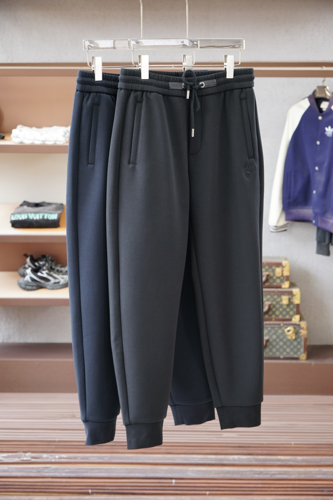 NO:599170,Prada - 2025 Autumn and Winter Casual Pants A new interpretation of aesthetics, interpreting a rich style of fashion style, with a strong sense of detail and design. The classic brand logo is used as a color combination to interpret classic brand fashion, adding luster to the overall look. Imported fabrics are soft and comfortable. The inner fabric is flat and breathable, simple and full of unique charm.  European trade channels, direct delivery from Italian overseas warehouses, limited sales of overseas boutiques. 25 new autumn and winter casual fashion pants, these pants adopt the design of big brands to create a fashionable trend, with exquisite details, showing super high quality. The pants are embellished with iconic brand logos, highlighting the brand style, creating fashionable and diverse styles. Imported fabrics are carefully made, soft and comfortable, and skin-friendly. They are comfortable pants for home and going out, just wear a jacket and you can go out ~ Color black Size: M L XL 2XL  3XL,,prada,prada,jackets & coats,alexander wang19860909Prada普拉达-2025秋冬休闲裤子 美学的焕新诠释,演绎浓郁的格调型时尚风范,细节感和设计感强悍.经典品牌标识做为色彩搭配,演绎经典的品牌时尚,为整体造型增光添彩.进口面料,柔软舒适.内里织面平整透气性极佳,简洁而富有独特魅力. 欧洲贸易渠道,意大利海外仓直发,海外精品限定销售.25秋冬新款休闲时尚裤,这款裤采用大牌的设计打造时尚潮流感,细节处理精致到位,展现超高的品质. 裤身上点缀标志性品牌标识,彰显品牌格调,打造时尚多样的造型.进口面料精心打造,柔软舒适,还亲肤舒适,是居家和外出都很舒适的一款裤子,随便搭个外套就可以出门啦~ 颜色黑色 尺码:M L XL 2XL 3XL,,prada,prada,jackets & coats,alexander wang,Men's clothing