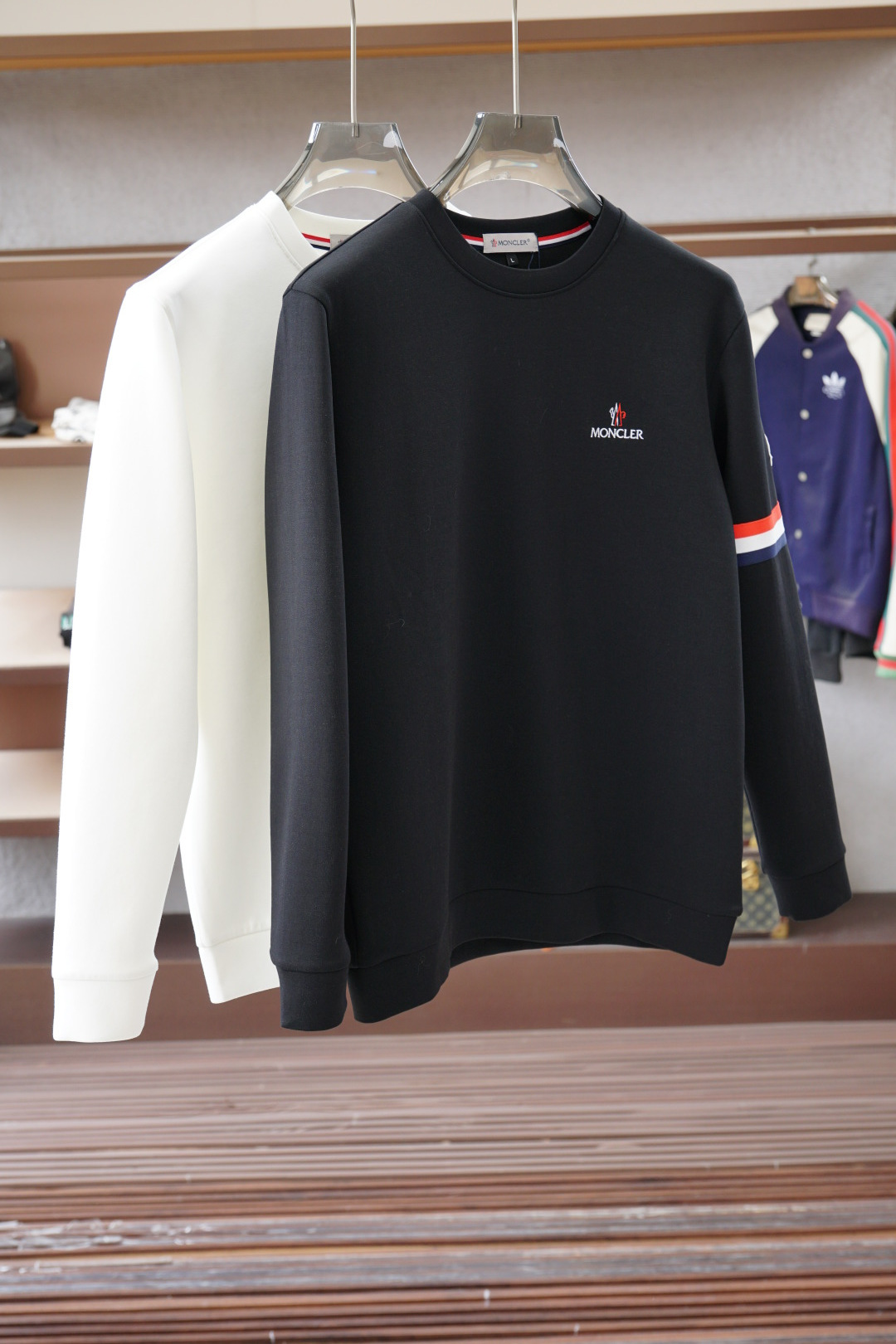 NO:682763,- Mouth Covered/Autumn 12025 This sweatshirt is made of plain cotton knitted with Logo 2025 on the chest.  Autumn and winter show fashion, can be used for various styles, imported air cotton is comfortable and soft, suitable for loose-fitting round necks in autumn and winter. This type of sweatshirt is loose and comfortable, very comfortable to wear, and can also show a casual sense of fashion. Logo printing on the chest highlights the brand charm, M-4XL,,, Moncler, hoodie, sweatshirts,19860909- 蒙口/12025秋款 本款卫衣衫以素净棉质针织,胸前Logo2025 秋冬秀场风尚,可为各式造型,进口空气棉舒适柔软细呢,适合秋冬季节宽松版型的圆领,这种版型的卫衣宽松舒适,穿着非常自在,同时也能够展现出随性的时尚感.胸前Logo印花彰显品牌魅力、M-4XL,,,Moncler,hoodie,sweatshirts,,Men's clothing