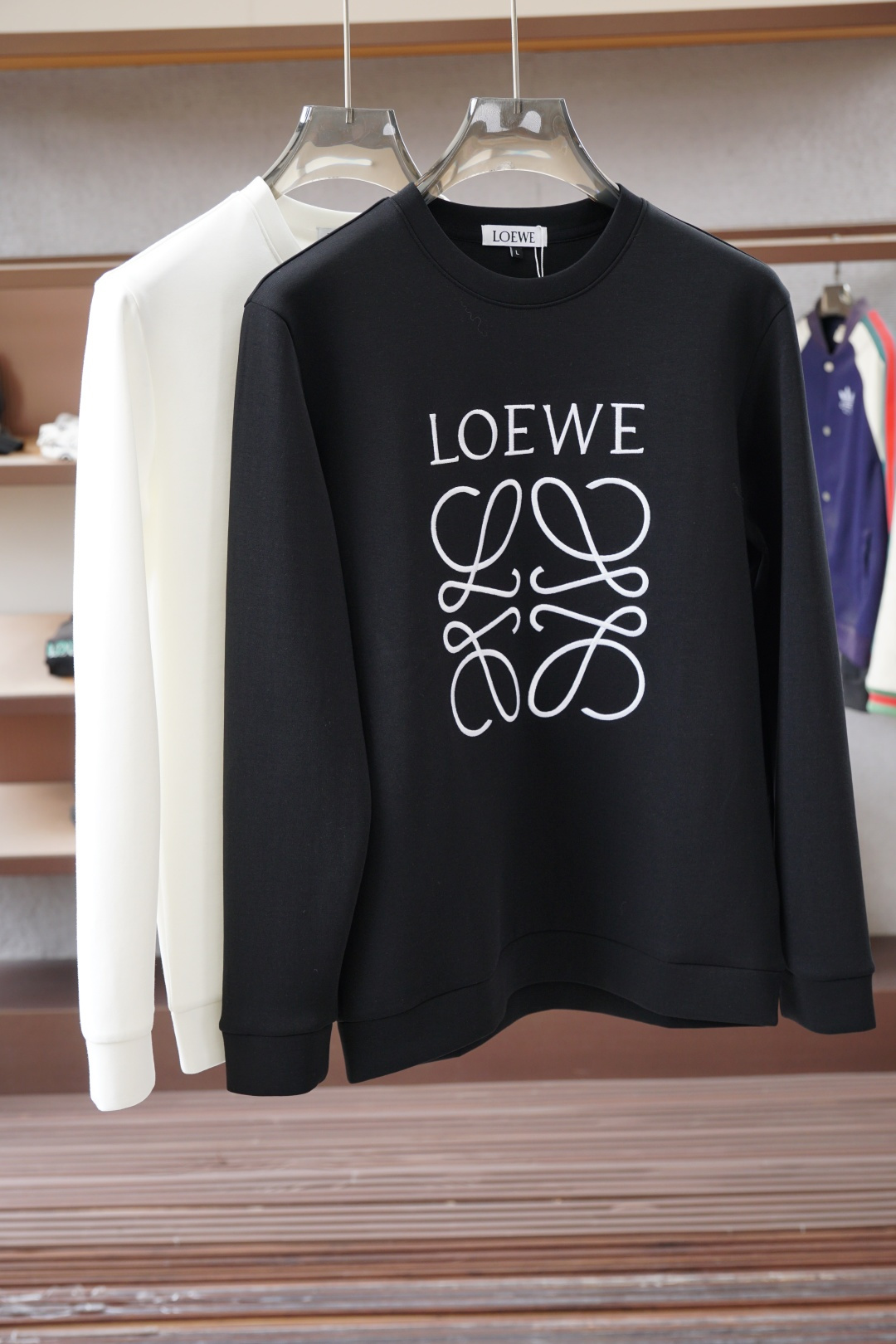 NO:682767,, Loewe Loewe-12025 Autumn Style This sweatshirt is knitted with plain cotton and has logo2025 on the chest.  Autumn and winter show fashion, can be used for various styles, imported air cotton is comfortable and soft, suitable for loose-fitting round necks in autumn and winter. This type of sweatshirt is loose and comfortable, very comfortable to wear, and can also show a casual sense of fashion. The logo printing on the chest highlights the brand charm, M-3XL.,, loewe, loewe, hoodie, sweatshirts,19860909,Loewe罗意威-12025秋款 本款卫衣衫以素净棉质针织,胸前Logo2025 秋冬秀场风尚,可为各式造型,进口空气棉舒适柔软细呢,适合秋冬季节宽松版型的圆领,这种版型的卫衣宽松舒适,穿着非常自在,同时也能够展现出随性的时尚感.胸前Logo印花彰显品牌魅力、M-3XL.,,loewe,loewe,hoodie,sweatshirts,,Men's clothing