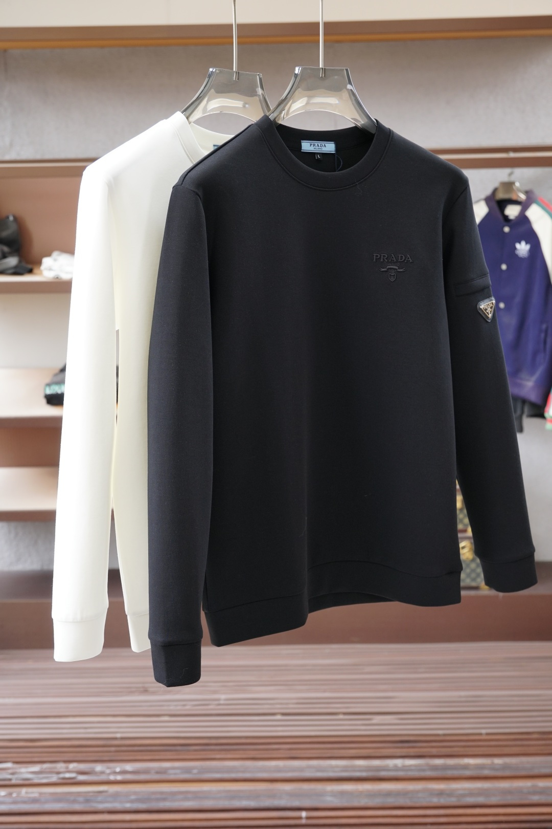 NO:682823,, Prada Prada/12025 Autumn Style This sweatshirt is knitted with plain cotton and has Logo 2025 on the chest.  Autumn and winter show fashion, can be used for various styles, imported air cotton is comfortable and soft, suitable for loose-fitting round necks in autumn and winter. This type of sweatshirt is loose and comfortable, very comfortable to wear, and can also show a casual sense of fashion. Logo printing on the chest highlights the brand charm, M-3XL.,, prada, prada, hoodie, sweatshirts,19860909,Prada普拉达/12025秋款 本款卫衣衫以素净棉质针织,胸前Logo2025 秋冬秀场风尚,可为各式造型,进口空气棉舒适柔软细呢,适合秋冬季节宽松版型的圆领,这种版型的卫衣宽松舒适,穿着非常自在,同时也能够展现出随性的时尚感.胸前Logo印花彰显品牌魅力、M-3XL.,,prada,prada,hoodie,sweatshirts,,Men's clothing