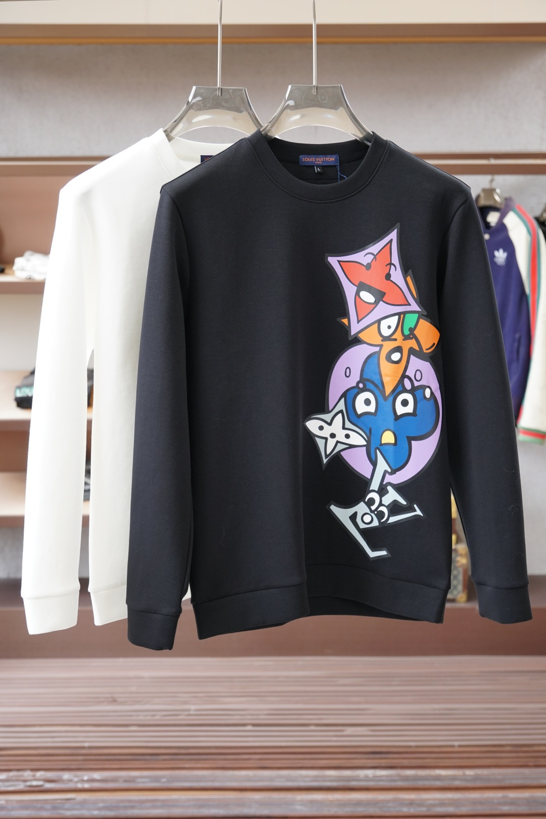 NO:600917,, LV Louis Vuitton 12025 Autumn Style This sweatshirt is made of pure cotton knitting, with Logo on the chest. It is in the autumn and winter show fashion of 2025. It can be used in various styles. The imported air cotton is comfortable and soft, suitable for the loose-fitting round neck in autumn and winter. This type of sweatshirt is loose and comfortable, very comfortable to wear, and can also show a casual sense of fashion. The logo printing on the chest highlights the brand charm, M-3XL.,, louis  vuitton,louis vuitton,hoodie,sweatshirts,alexander wang19860909,LV 路易威登 12025秋款 本款卫衣衫以素净棉质针织,胸前Logo2025 秋冬秀场风尚,可为各式造型,进口空气棉舒适柔软细呢,适合秋冬季节宽松版型的圆领,这种版型的卫衣宽松舒适,穿着非常自在,同时也能够展现出随性的时尚感.胸前Logo印花彰显品牌魅力、M-3XL.,,louis vuitton,louis vuitton,hoodie,sweatshirts,alexander wang,Men's clothing