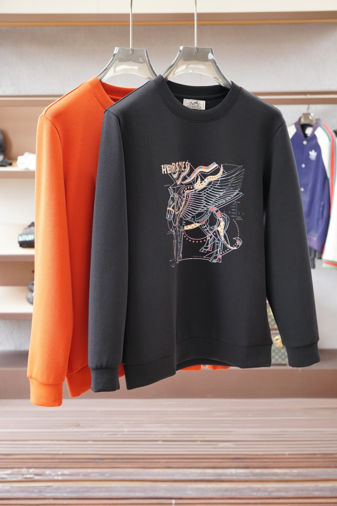 NO:600919,, Hermes Hermès/12025 Autumn Style This sweatshirt is knitted with pure cotton and has Logo 2025 on the chest.  Autumn and winter show fashion, can be used for various styles, imported air cotton is comfortable and soft, suitable for loose-fitting round necks in autumn and winter. This type of sweatshirt is loose and comfortable, very comfortable to wear, and can also show a casual sense of fashion. The logo printing on the chest highlights the brand charm, M-3XL.,, hermes, hermes, hoodie, sweatshirts, alexander wang19860909,Hermes 爱马仕/12025秋款 本款卫衣衫以素净棉质针织,胸前Logo2025 秋冬秀场风尚,可为各式造型,进口空气棉舒适柔软细呢,适合秋冬季节宽松版型的圆领,这种版型的卫衣宽松舒适,穿着非常自在,同时也能够展现出随性的时尚感.胸前Logo印花彰显品牌魅力、M-3XL.,,hermes,hermes,hoodie,sweatshirts,alexander wang,Men's clothing