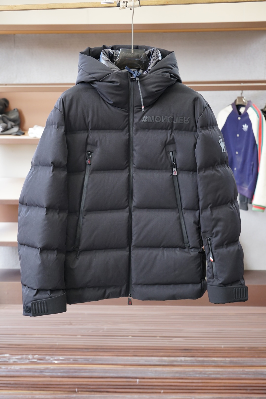 NO:607706,Mon* Mengkou Autumn and winter official website new down jacket, original 1:1 customized hardware accessories, all imported original customization, using top-grade 90 white duck down, super soft, fluffy and full, using imported original fabrics, top-grade craftsmanship letter pattern logo, super comfortable fabric, perfect version, simple yet fashionable, fashionable and handsome upper body, size 1 to 4,, Moncler, down jacket, alexander wang19860909Mon* 蒙口 秋冬官网新款羽绒服 原版1:1订制五金配件全进口原版定制 采用顶级90白鸭绒 超柔软 充羽量蓬松饱满 采用进口原版面料,顶级工艺字母图案logo,面料超舒服,版型完美,简单而不失时尚,上身时尚帅气 码数1～4码,,Moncler,down jacket,alexander wang,Men's clothing