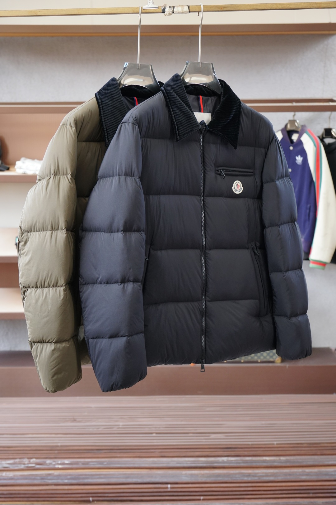 NO:607701,Mon* Mengkou Autumn and winter official website new down jacket. Original 1:1 custom-made hardware accessories are all imported and original. Made of top-grade 90 white duck down. Super soft and fluffy. Made of imported original fabrics, top-grade craftsmanship letter pattern logo, super comfortable fabrics, perfect fit, simple yet fashionable, fashionable and handsome upper body. Sizes 1 to 5, Moncler, down jacket, alexander wang19860909Mon* 蒙口 秋冬官网新款羽绒服 原版1:1订制五金配件全进口原版定制 采用顶级90白鸭绒 超柔软 充羽量蓬松饱满 采用进口原版面料,顶级工艺字母图案logo,面料超舒服,版型完美,简单而不失时尚,上身时尚帅气 码数1～5码,,Moncler,down jacket,alexander wang,Men's clothing