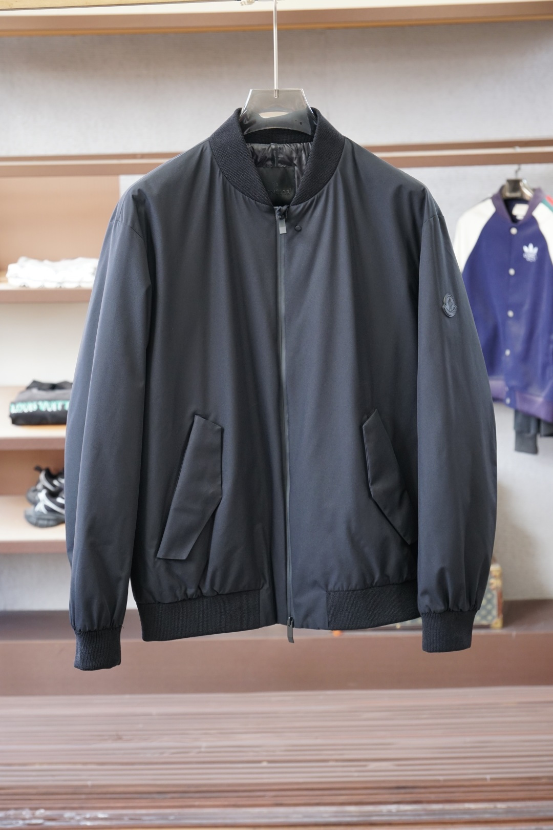 NO:607711,Mon* Mengkou Autumn and winter official website new down jacket, original 1:1 custom-made hardware accessories, all imported original customization, using top-grade 90 white duck down, soft shell thin style. Super soft, full and fluffy. Made of imported original fabrics, top-grade craftsmanship letter pattern logo, the fabric is super comfortable, the version is perfect, simple yet fashionable, the upper body is fashionable and handsome. Sizes 1 to 4, Moncler, down jacket, alexander wang19860909Mon* 蒙口 秋冬官网新款羽绒服 原版1:1订制五金配件全进口原版定制 采用顶级90白鸭绒 软壳薄款.超柔软 充羽量蓬松饱满 采用进口原版面料,顶级工艺字母图案logo,面料超舒服,版型完美,简单而不失时尚,上身时尚帅气 码数1～4码,,Moncler,down jacket,alexander wang,Men's clothing