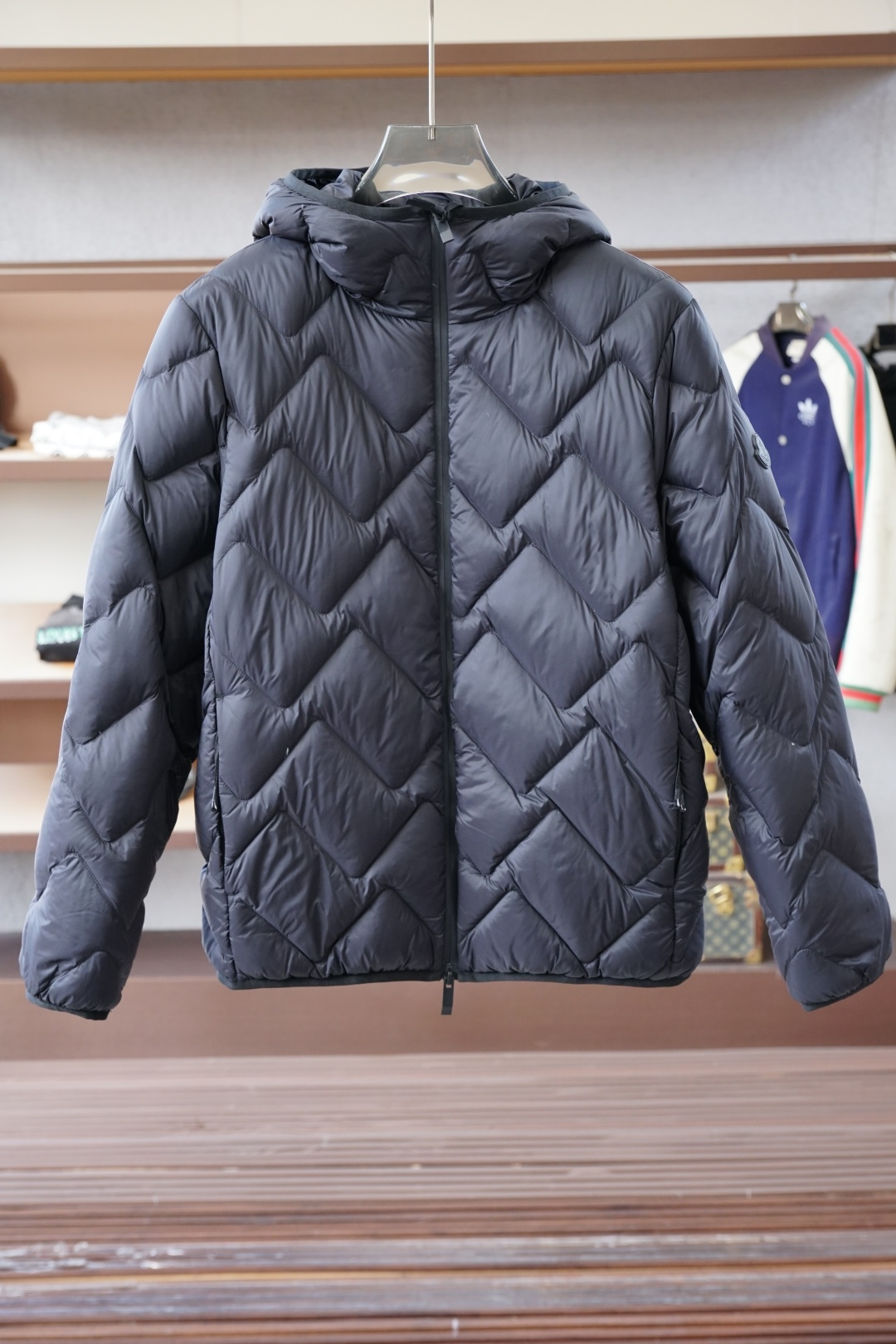 NO:607691,Mouth cover, soft shell - high-end recommended products 2025 autumn and winter men's original pure 90 white duck down jacket!  Aristocratic lineage, full of fluffiness, cold-resistant artifact, high-end top-notch ready-to-wear, the whole piece of clothing is designed with hand-weighted craftsmanship, the soft shell fabric is comfortable and soft, and the filling is imported high-grade selected 90 white duck down feathers. It is high in weight and thick, and has excellent quick-heating and heat-containing effects. It gathers Zegna's traditional craft symbol pieces, and gives the new season fashion vitality and fashion aesthetic value. The style is both solemn and harmonious, and is the first choice for urban elite men. Size M-3XL, 178  140 catties wears L slim fit, can wear up to 190 catties,,zegna,Moncler,down jacket,alexander wang19860909蒙口,软壳-高端推荐牛货 2025秋冬款男士原单纯正90白鸭羽绒服！贵族血统 蓬松感十足 御寒神器 高端顶尖一线成衣,整件衣服采 用手重工艺设计,软壳面料舒适柔软,填充物为进口高级甄选90白鸭绒羽毛,高克重厚实,速热以及聚温保暖效果极好.聚集了杰尼亚传统工艺 符号片, 并赋予了新一季时尚活力和时装美学价值,亦庄亦谐的风格,都市精英男士首选.尺码M-3XL,178 140斤穿L修身 最大可穿190斤,,zegna,Moncler,down jacket,alexander wang,Men's clothing