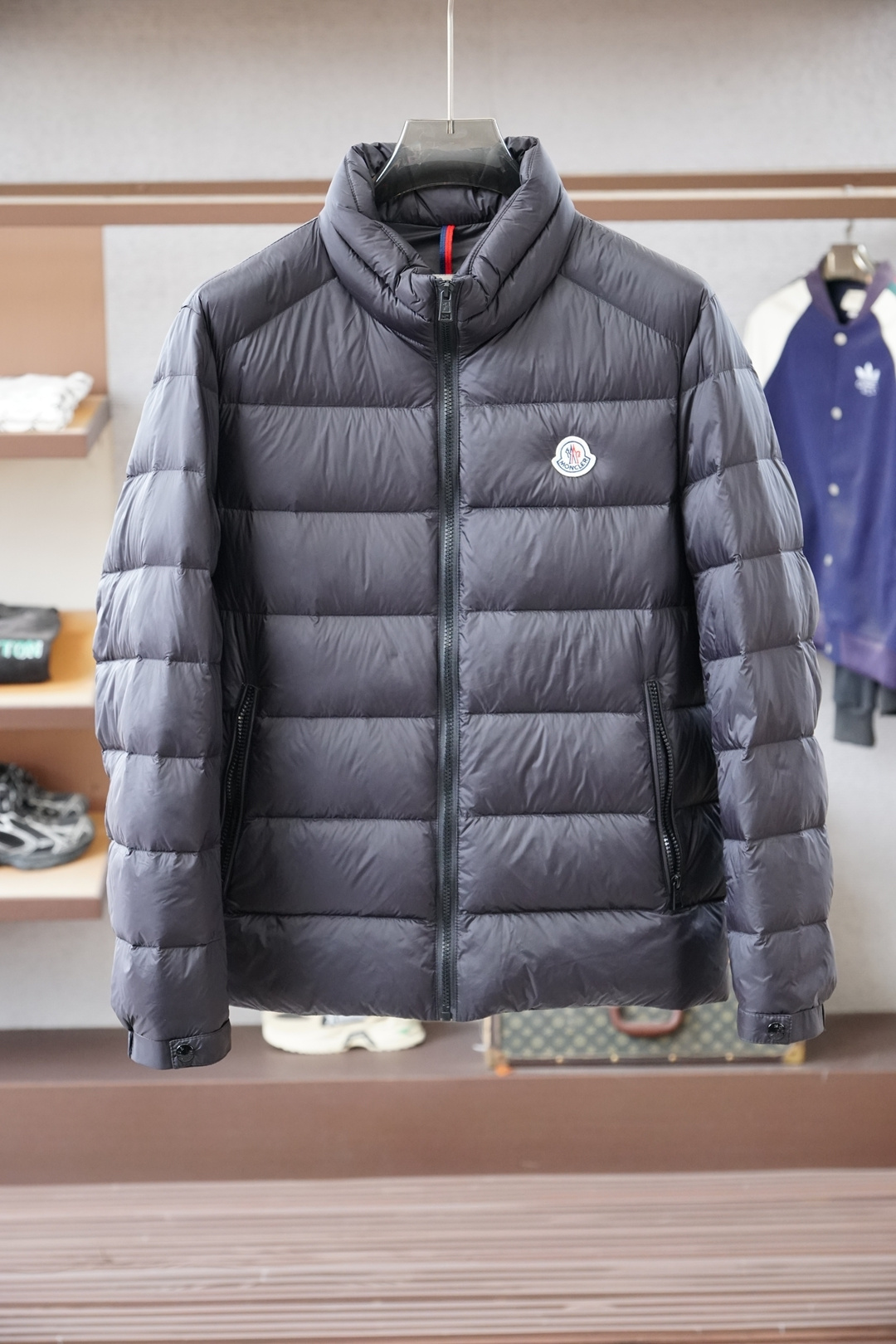 NO:690938,The Moncler Mouth Daniel lightweight down jacket contains 90% white goose down, which is extremely warm. When you go out in the cold winter, your upper body is instantly wrapped in warmth, but it does not feel heavy or bloated. It is as light as a jacket and as warm as a thick coat. For daily commuting and outdoor walks, this piece can easily withstand the cold wind and has excellent warmth retention capabilities.,,Moncler,jackets & coats,down jacket,19860909Moncler蒙口Daniel轻薄羽绒服含90白鹅绒,保暖超“能打”.寒冬出门,上身瞬间被暖意包裹,却毫无厚重、臃肿感,轻如外套,暖似厚袄.日常通勤、户外漫步,这一件轻松扛住冷风,保暖实力没话说.,,Moncler,jackets & coats,down jacket,,Men's clothing