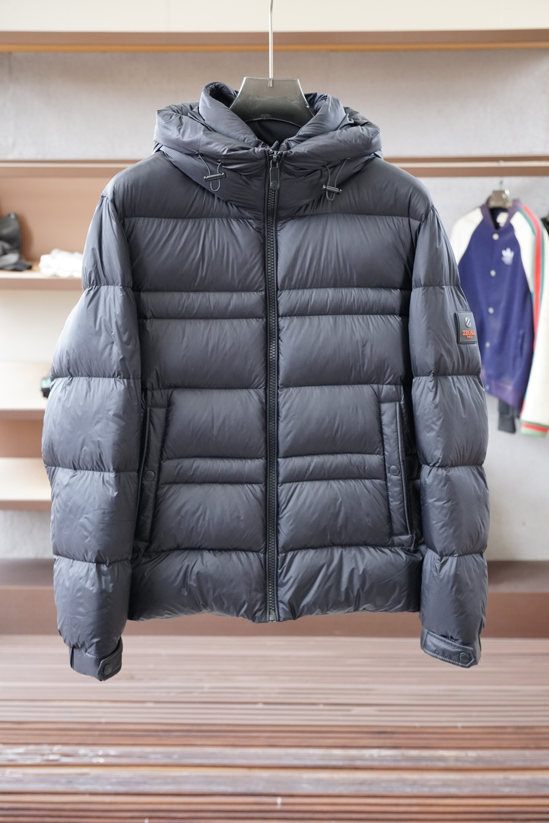 NO:690935,Ermenegildo Zegna - high-end recommended products 2025 autumn and winter men's original pure 90 white duck down jacket!  Aristocratic lineage, full of fluffiness, cold-resistant artifact, high-end top-notch ready-to-wear, the whole piece of clothing is designed with hand-weighted craftsmanship, the soft shell fabric is comfortable and soft, and the filling is imported high-grade selected 90 white duck down feathers. It is high in weight and thick, and has excellent quick-heating and heat-containing effects. It gathers Zegna's traditional craft symbol pieces, and gives the new season fashion vitality and fashion aesthetic value. The style is both solemn and harmonious, and is the first choice for urban elite men. Size M-3XL, 178  Wear L slim fit if you weigh 140 pounds, can wear up to 190 pounds, zegna, down jacket,19860909杰尼亚-高端推荐牛货 2025秋冬款男士原单纯正90白鸭羽绒服！贵族血统 蓬松感十足 御寒神器 高端顶尖一线成衣,整件衣服采 用手重工艺设计,软壳面料舒适柔软,填充物为进口高级甄选90白鸭绒羽毛,高克重厚实,速热以及聚温保暖效果极好.聚集了杰尼亚传统工艺 符号片, 并赋予了新一季时尚活力和时装美学价值,亦庄亦谐的风格,都市精英男士首选.尺码M-3XL,178 140斤穿L修身 最大可穿190斤,,zegna,down jacket,,Men's clothing