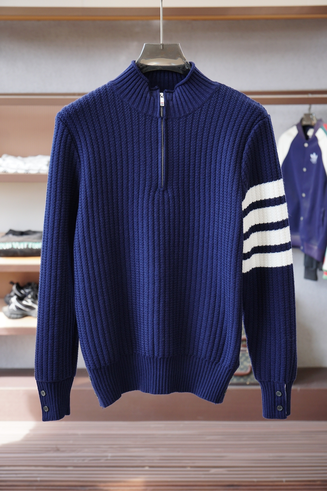 NO:607648,Meng Mouth/2025 New Wool Blended Pullover Small Turtleneck Sweater Made of fine and ultra-fine extracted fabrics, no pricking or pilling, 1.1 advanced customization, completely restored to the original version, 3D computer jacquard worsted plaid pattern, creating an exquisite sense of design. The weight factor makes the clothes very drapey and the design of the cardigan makes the upper body more lazy. Perfectly in line with the fashion concept of the latest series, experience the latest style!  !  Size M-3XL,,Moncler,sweaters,alexander wang19860909蒙口/2025新款羊毛混纺套头小高领毛衣 精超细提取面料制成,不扎不起球,1.1高级定制,完全还原原版,3D电脑提花精纺的格纹图案,缔造精致设计感.以及重量的因素让衣服非常具有垂感以及开衫的设计让上身更具慵懒气质,完美的符合最新系列风格的时尚理念,体验最新的风情！！ 尺码M-3XL,,Moncler,sweaters,alexander wang,Men's clothing