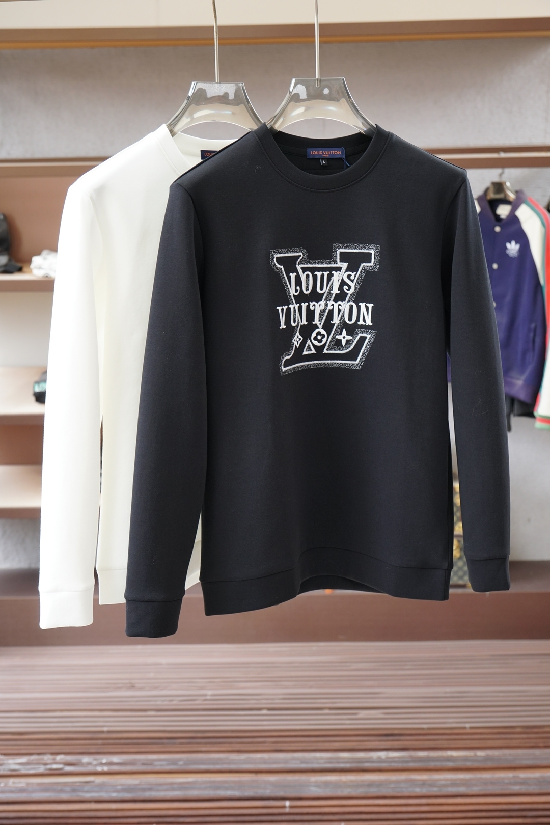NO:607651,, Lv- 12025 Autumn Style This sweatshirt is made of pure cotton knitting, with Logo on the chest, 2025 autumn and winter show fashion, and can be used in various styles. The imported air cotton is comfortable and soft, suitable for loose-fitting round necks in autumn and winter. This type of sweatshirt is loose and comfortable, very comfortable to wear, and can also show a casual sense of fashion. The logo printing on the chest highlights the brand charm, M-3XL.,, louis  vuitton,hoodie,sweatshirts,alexander wang19860909,Lv- 12025秋款 本款卫衣衫以素净棉质针织,胸前Logo2025 秋冬秀场风尚,可为各式造型,进口空气棉舒适柔软细呢,适合秋冬季节宽松版型的圆领,这种版型的卫衣宽松舒适,穿着非常自在,同时也能够展现出随性的时尚感.胸前Logo印花彰显品牌魅力、M-3XL.,,louis vuitton,hoodie,sweatshirts,alexander wang,Men's clothing