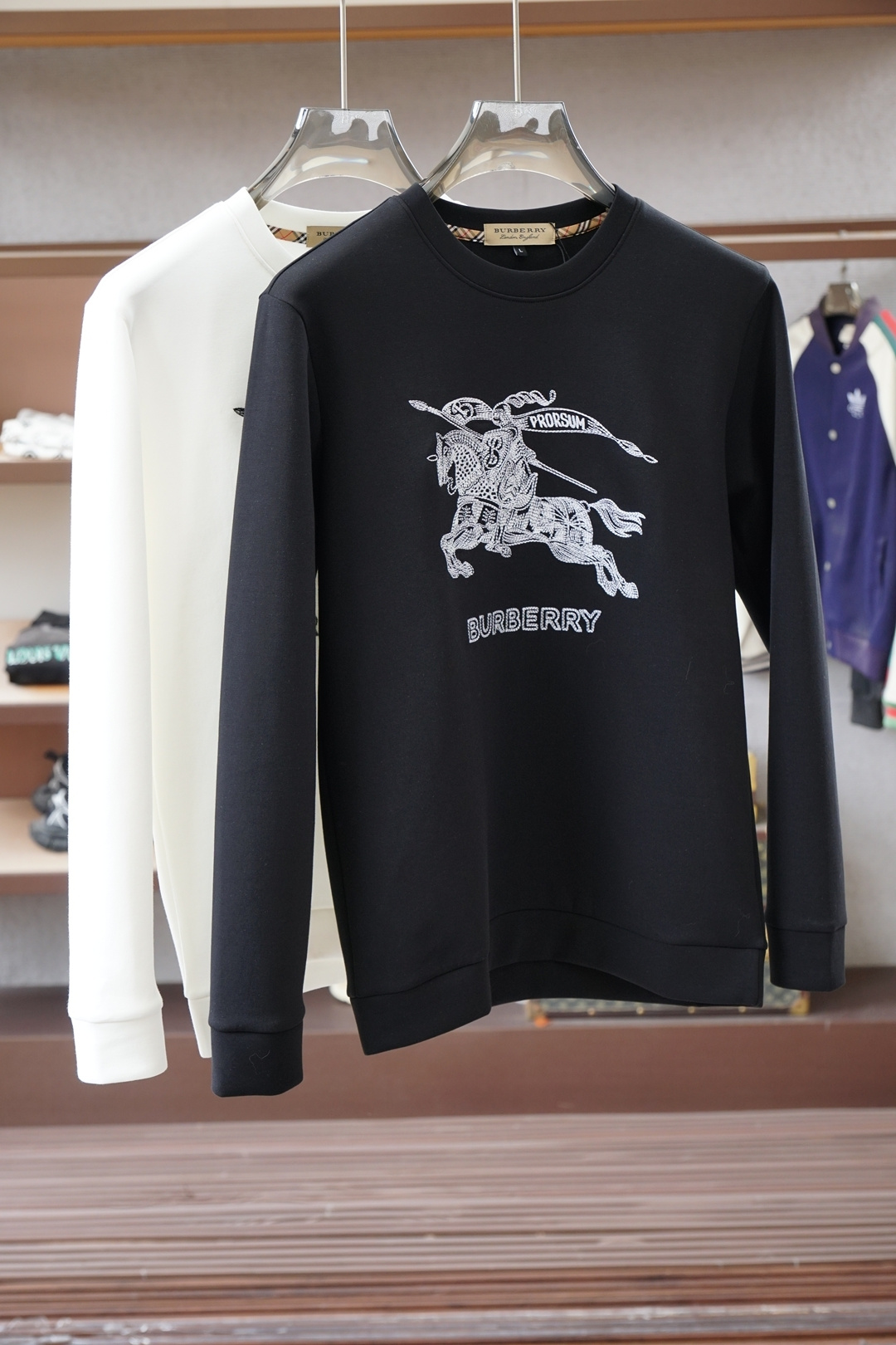 NO:607654,, BBR Burberry - 12025 Autumn Style This sweatshirt is knitted with plain cotton and has Logo 2025 on the chest.  Autumn and winter show fashion, can be used for various styles, imported air cotton is comfortable and soft, suitable for loose-fitting round necks in autumn and winter. This type of sweatshirt is loose and comfortable, very comfortable to wear, and can also show a casual sense of fashion. The logo printing on the chest highlights the brand charm, M-3XL.,, burberry, hoodie, sweatshirts, alexander wang19860909,BBR 巴宝莉- 12025秋款 本款卫衣衫以素净棉质针织,胸前Logo2025 秋冬秀场风尚,可为各式造型,进口空气棉舒适柔软细呢,适合秋冬季节宽松版型的圆领,这种版型的卫衣宽松舒适,穿着非常自在,同时也能够展现出随性的时尚感.胸前Logo印花彰显品牌魅力、M-3XL.,,burberry,hoodie,sweatshirts,alexander wang,Men's clothing