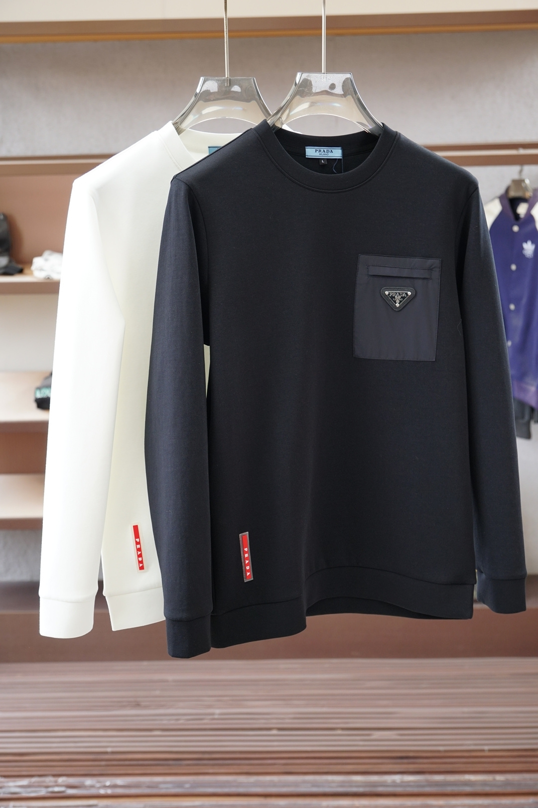 NO:607658,, Prada - 12025 Autumn Style This sweatshirt is knitted with plain cotton and has Logo 2025 on the chest.  Autumn and winter show fashion, can be used for various styles, imported air cotton is comfortable and soft, suitable for loose-fitting round necks in autumn and winter. This type of sweatshirt is loose and comfortable, very comfortable to wear, and can also show a casual sense of fashion. The logo printing on the chest highlights the brand charm, M-3XL.,, prada, hoodie, sweatshirts, alexander wang19860909,普拉达- 12025秋款 本款卫衣衫以素净棉质针织,胸前Logo2025 秋冬秀场风尚,可为各式造型,进口空气棉舒适柔软细呢,适合秋冬季节宽松版型的圆领,这种版型的卫衣宽松舒适,穿着非常自在,同时也能够展现出随性的时尚感.胸前Logo印花彰显品牌魅力、M-3XL.,,prada,hoodie,sweatshirts,alexander wang,Men's clothing