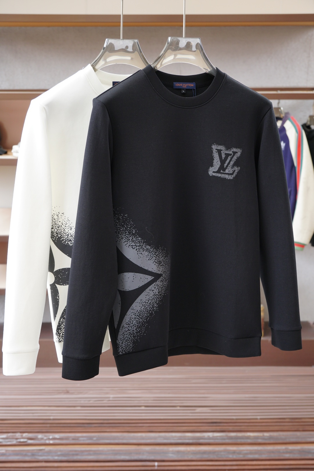 NO:607662,, Lv-Louis Vuitton - 12025 Autumn Style This sweatshirt is knitted with pure cotton, and the logo on the chest is the fashion of the 2025 autumn and winter show. It can be used in various styles. The imported air cotton is comfortable and soft, suitable for the loose-fitting round neck in autumn and winter. This type of sweatshirt is loose and comfortable, very comfortable to wear, and can also show a casual sense of fashion. The logo printing on the chest highlights the brand charm, M-3XL.,, louis  vuitton,louis vuitton,hoodie,sweatshirts,alexander wang19860909,Lv-路易威登- 12025秋款 本款卫衣衫以素净棉质针织,胸前Logo2025 秋冬秀场风尚,可为各式造型,进口空气棉舒适柔软细呢,适合秋冬季节宽松版型的圆领,这种版型的卫衣宽松舒适,穿着非常自在,同时也能够展现出随性的时尚感.胸前Logo印花彰显品牌魅力、M-3XL.,,louis vuitton,louis vuitton,hoodie,sweatshirts,alexander wang,Men's clothing