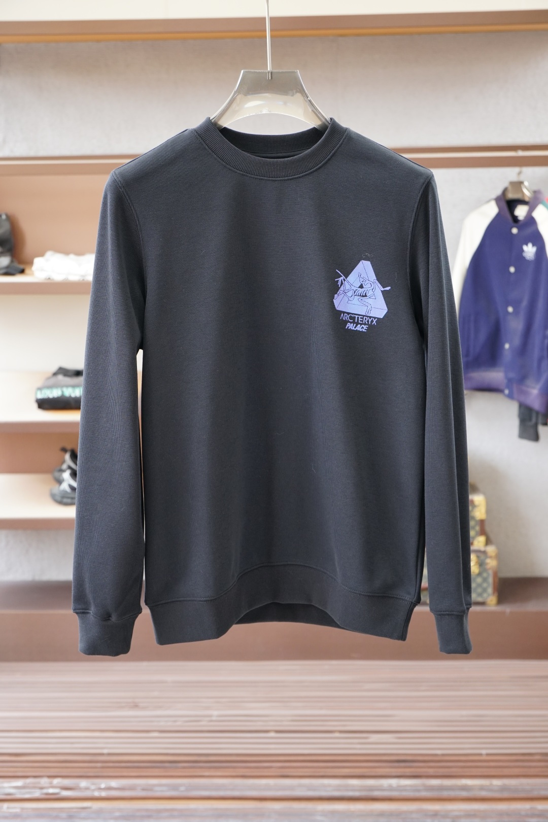 NO:607777,Arc'teryx/12025 new autumn and winter velvet sweatshirt - This sweatshirt is knitted with plain cotton and has Logo 2025 on the chest.  Autumn and winter show fashion, can be used in various styles, imported air cotton is comfortable and soft, suitable for loose-fitting round necks in autumn and winter. This type of sweatshirt is loose and comfortable, very comfortable to wear, and can also show a casual sense of fashion. The logo printing on the chest highlights the brand charm, M-3XL., arc'teryx, hoodie, sweatshirts, alexander wang19860909始祖鸟/ 12025秋冬新款加绒卫衣-本款卫衣衫以素净棉质针织,胸前Logo2025 秋冬秀场风尚,可为各式造型,进口空气棉舒适柔软细呢,适合秋冬季节宽松版型的圆领,这种版型的卫衣宽松舒适,穿着非常自在,同时也能够展现出随性的时尚感.胸前Logo印花彰显品牌魅力、M-3XL.,arc'teryx,hoodie,sweatshirts,alexander wang,Men's clothing