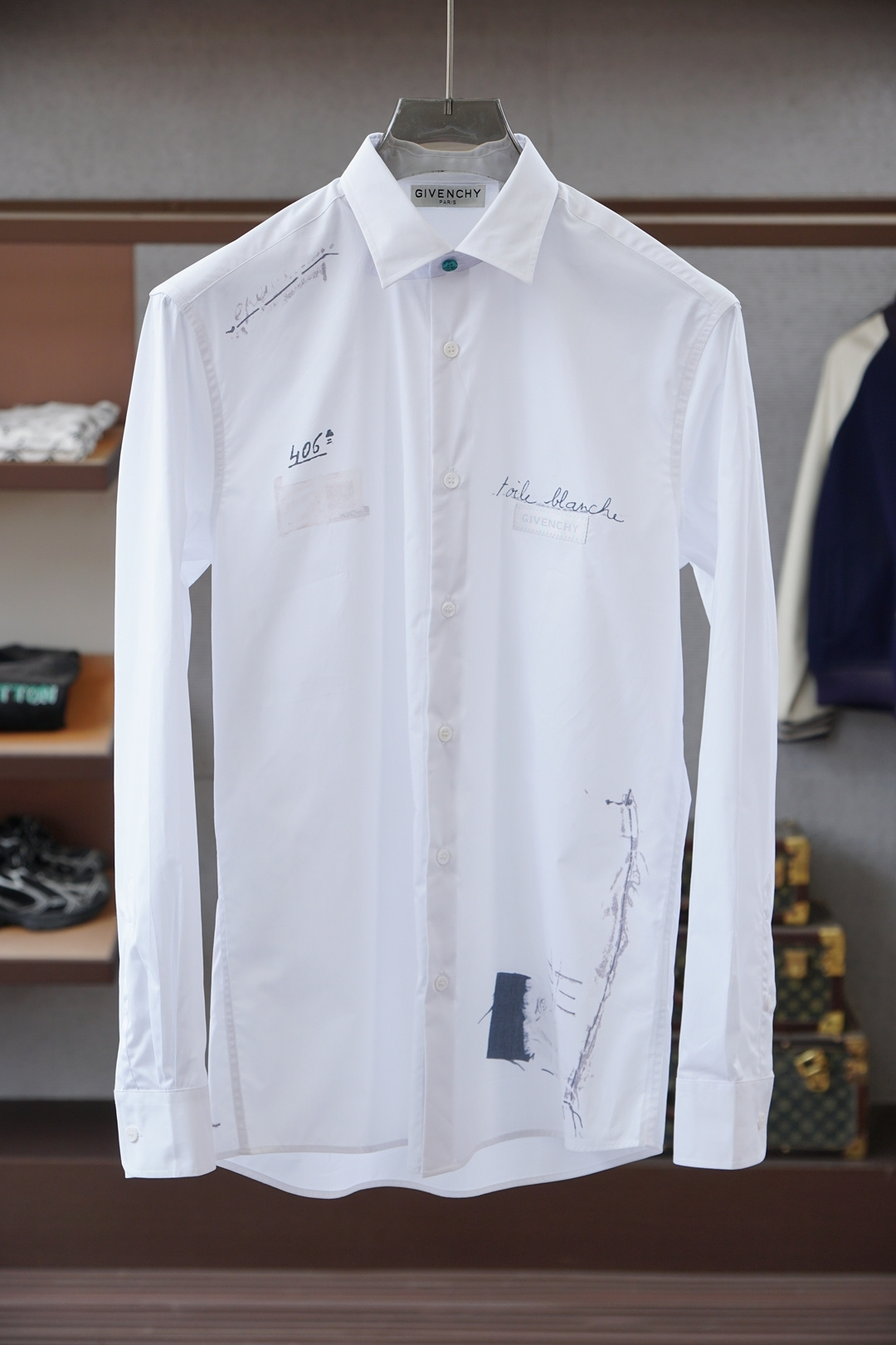 NO:607671,Givenchy-GVC-Ji Lingxi turquoise button-embellished printed shirt!  Lu Thai 125-count fine cotton fabric, 3-dimensional 3D printing technology shirt, turquoise button design with high-end jewelry!  This product is a high-end fashion brand!  The pattern looks super good!  Realism and idealism collide!  Unparalleled!  White ready-made sizes ~ xxl (172/140 catties m slim fit, no belly) s shoulder width 46 bust 102 length 76 sleeve length 63 m shoulder width 47 bust 106 length 77.5 sleeve length 64 l shoulder width 48 bust 110 length 79 sleeve length 65 xl shoulder width 49 bust 114 length  80.5 Sleeve length 66 xxl Shoulder width 50 Bust 118 Clothes length 82 Sleeve length 67 Recommended size (slightly loose version) Height 174-140 catties, try on size M which is suitable!  For boys weighing less than 135 catties, choose S size, between 135-150 catties, choose M size, between 150-165 catties, choose L size, between 165-180 catties, choose XL size, and between 180-198 catties, choose XXL size!  ,,givenchy,shirts,alexander wang19860909纪梵希- GVC-纪竼希绿松石纽扣点缀印花衬衫！ 鲁泰125支精棉面料,3维3D印花工艺衬衣,搭配高端珠宝饰品的绿松石纽扣设计！本品高端时尚品牌！穿着版型超级好看！现实主义和理想主义的碰撞！无与伦比！ 白色现货 sizes～xxl（172/140斤m修身 没肚腩） s 肩宽 46胸围 102衣长 76袖长63 m 肩宽 47胸围 106衣长 77.5袖长64 l肩宽 48胸围 110衣长 79袖长65 xl 肩宽 49胸围 114衣长 80.5袖长66 xxl肩宽 50胸围 118衣长 82袖长67 尺码推荐（略宽松版型） 身高174-140斤,试穿M码合适！ 男生体重135斤以内选择S码,135-150斤选择M码,150-165斤选择L码,165-180斤选择XL码,180-198斤选择XXL码！,,givenchy,shirts,alexander wang,Men's clothing