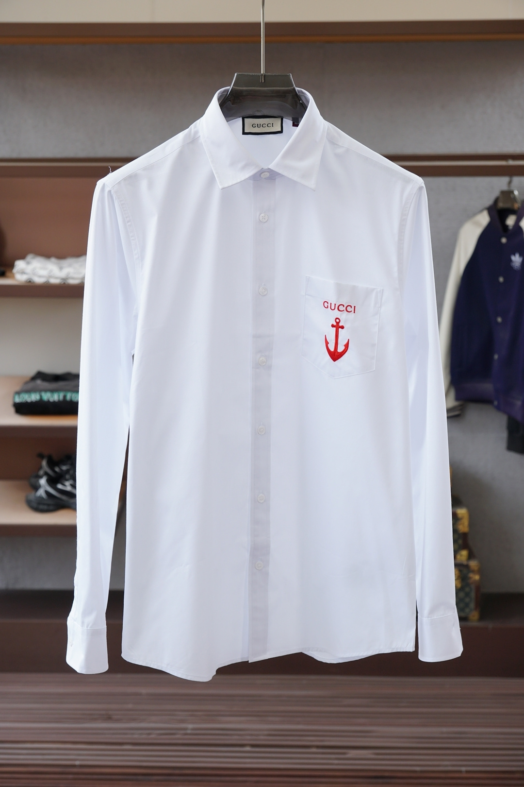 NO:607676,, TB- Synchronous counter's new men's and women's couple shirts! Gujia fine cotton long-sleeved shirts are good news for freshly released handsome boys and beauties!  Lu Thai combed 110 count custom fabrics!  The perfect combination of natural deep-sea conch buttons!  The unique anchor embroidery is very exciting!  The upper body effect is great!  Exclusive launch on the market!  Available from stock!  sizes~xxl (172/145 catties m slim fit, no belly) s shoulder width 46 bust 102 length 76 sleeve length 63 m shoulder width 47 bust 106 length 77.5 sleeve length 64 l shoulder width 48 bust 110 length 79 sleeve length 65 xl shoulder width 49 bust 114 length 80.5 sleeve length 66  xxl Shoulder width 50 Bust 118 Clothes length 82 Sleeve length 67 Recommended size (slightly loose fit) Height 174-140 pounds, try on size M which is suitable!  For boys weighing less than 135 catties, choose S size, between 135-150 catties, choose M size, between 150-165 catties, choose L size, between 165-180 catties, choose XL size, and between 180-198 catties, choose XXL size!  ,,gucci,shirts,alexander wang19860909,TB- 同步专柜新款男女同款情侣衬衫! 古家精棉长袖衬衫,是新鲜出炉的帅哥美女们的福音！鲁泰精梳110支定制面料！天然深海塔螺贝纽扣完美结合！具有独特船锚绣花令人期待无比！上身效果非常棒！市场独家首发！现货供应！ sizes～xxl（172/145斤m修身 没肚腩） s 肩宽 46胸围 102衣长 76袖长63 m 肩宽 47胸围 106衣长 77.5袖长64 l肩宽 48胸围 110衣长 79袖长65 xl 肩宽 49胸围 114衣长 80.5袖长66 xxl肩宽 50胸围 118衣长 82袖长67 尺码推荐（略宽松版型） 身高174-140斤,试穿M码合适！ 男生体重135斤以内选择S码,135-150斤选择M码,150-165斤选择L码,165-180斤选择XL码,180-198斤选择XXL码！,,gucci,shirts,alexander wang,Men's clothing