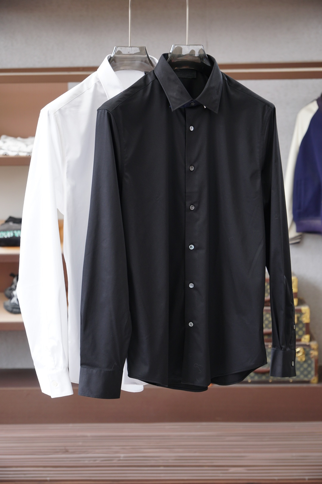 NO:607668,Prada - Prada's new printed shirt, Lutai 120-count fine cotton and silk blended fabric, reveals a noble temperament in both the light and the dress!  The unique style of large printed triangle LOGO is more noble!  No matter you wear it outside, it is comfortable and soft without losing its noble style!  Black and white ready-made sizes~xxl (172/140 catties m slim fit without belly) s shoulder width 46 bust 102 length 76 sleeve length 63 m shoulder width 47 bust 106 length 77.5 sleeve length 64 l shoulder width 48 bust 110 length 79 sleeve length 65 xl shoulder width 49 bust 114 length  80.5 Sleeve length 66 xxl Shoulder width 50 Bust 118 Clothes length 82 Sleeve length 67 Recommended size (slightly loose version) Height 174-140 catties, try on size M which is suitable!  For boys weighing less than 135 catties, choose S size, between 135-150 catties, choose M size, between 150-165 catties, choose L size, between 165-180 catties, choose XL size, and between 180-198 catties, choose XXL size!  ,,prada,prada,shirts,real silk,alexander wang19860909Prada-普拉大新款印花衬衫,鲁泰120支精棉加真丝混纺面料,无论从亮光还是着装都透露着高贵的气质！独特风格大片印花三角LOGO更加高贵！无论外穿都是既舒适柔软,又不失高贵风范！ 黑色白色现货秒发 sizes～xxl（172/140斤m修身 没肚腩） s 肩宽 46胸围 102衣长 76袖长63 m 肩宽 47胸围 106衣长 77.5袖长64 l肩宽 48胸围 110衣长 79袖长65 xl 肩宽 49胸围 114衣长 80.5袖长66 xxl肩宽 50胸围 118衣长 82袖长67 尺码推荐（略宽松版型） 身高174-140斤,试穿M码合适！ 男生体重135斤以内选择S码,135-150斤选择M码,150-165斤选择L码,165-180斤选择XL码,180-198斤选择XXL码！,,prada,prada,shirts,real silk,alexander wang,Men's clothing