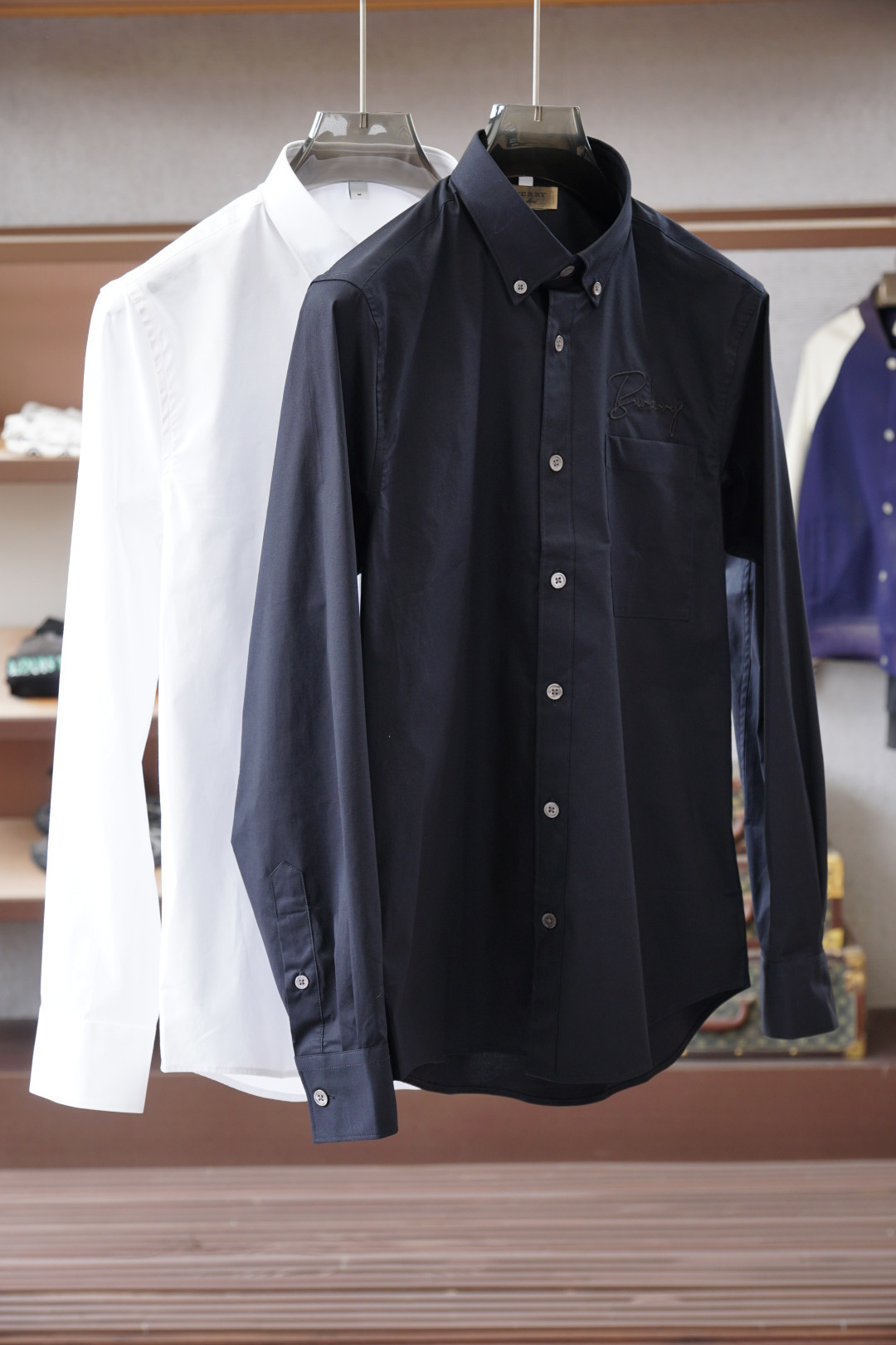 NO:607773,BBR Burberry - Hefei OEM order BUR Net Color Family autumn and winter new men's high-end fashion high-count cotton fabric Logo embroidery men's small pointed collar business casual long-sleeved shirt is designed in line with Burberry's aesthetic design, with a large logo embroidered on the chest. It is very recognizable, a soul-style modification, quite fashionable, and full of British accent!  The details are full of high-end and luxurious shell buckle embellishments, paired with a small lapel design, which is both age-reducing and fashionable. It is full of vitality and can easily highlight your temperament. The upper body effect is smart and neat, with both style and style. It is a versatile and practical shirt!  The fabrics are selected from high-grade imported ready-made high-count cotton fabrics, custom-woven and dyed in the ready-to-wear process of well-established workshops. It is an extremely luxurious and special material. The fabric properties are all treated with superior craftsmanship. The fabric has extremely high gloss, the mesh structure is delicate and natural, and the comfort and breathability are perfect. The tactile experience is self-evident, and you can enjoy the ultimate luxury!  The details are full of craftsmanship, and the accessories are all provided by customers. The workmanship is extremely rigorous and elegant. The overall outline structure continues the basic shape of the B family, expressing the simple and elegant characteristics in place!  Black and white sizes are recommended from S to XXL (normal version). Size S has shoulder width 44cm - bust 99cm - dress length 74cm - sleeve length 63cm. Size M has shoulder width 45cm - chest 103cm - dress length 75cm - sleeve length 64cm. L size has shoulder width 46cm - chest 107cm - dress length 76cm - sleeve length 65cm.  CL code has shoulder width 47cm - bust 111cm - dress length 77cm - sleeve length 66cm XXL size has shoulder width 48cm - chest 115cm - dress length 78cm - sleeve length 67cm Recommended sizes (fitted version) Height 174-140 pounds, try on size M which is suitable!  Boys weighing less than 140 pounds should choose M size, 140-155 pounds should choose L size, 155-170 pounds should choose XL size, and 170-188 pounds should choose XXL size!  All girls can choose size S!  ,,burberry,burberry,shirts,alexander wang19860909BBR巴宝莉-合肥代工厂订单 BUR净色世家秋冬新品男士高端时装款高支棉面料Logo刺绣男士小尖领商务休闲长袖衬衫 设计符合巴*莉美学设计,胸前刺绣大Logo打造,辨识度非常鲜明,属于灵魂式的修饰,颇具时髦感,满满的英伦腔调！细节之处尽显高级奢侈感十足的贝壳扣点缀,搭配小翻领设计,减龄又时髦,充满活力且极易凸显出气质感,上身效果干练利落,型格兼具,百搭实穿性极好的一款衬衫！ 面料甄选高级进口成衣高支棉面料,老牌工坊成衣工序定织定染,极为奢华特殊的材质,面料属性皆为上乘工艺处理,面料光泽度极高,网眼结构细腻自然,舒适性与透气性完美兼备,触感体验不言而喻,奢华极致享受！细节之处尽显匠心工艺,辅料皆为客供,做工极为严谨考究,通体的轮廓构造延续了B家基础形态,将简约大气的特征表现到位！ 黑色和白色 尺码推荐S一XXL码（正常版）. S码肩宽44cm-胸围99cm-衣长74cm-袖长63cm M码肩宽45cm-胸围103cm-衣长75cm-袖长64cm L码肩宽46cm-胸围107cm-衣长76cm-袖长65cm CL码肩宽47cm-胸围111cm-衣长77cm-袖长66cm XXL码肩宽48cm-胸围115cm-衣长78cm-袖长67cm 尺码推荐（合身版型） 身高174-140斤,试穿M码合适！ 男生体重140斤以内选择M码,140-155斤选择L码,155-170斤选择XL码,170-188斤选择XXL码！ 女生全部选择S码即可！,,burberry,burberry,shirts,alexander wang,Men's clothing