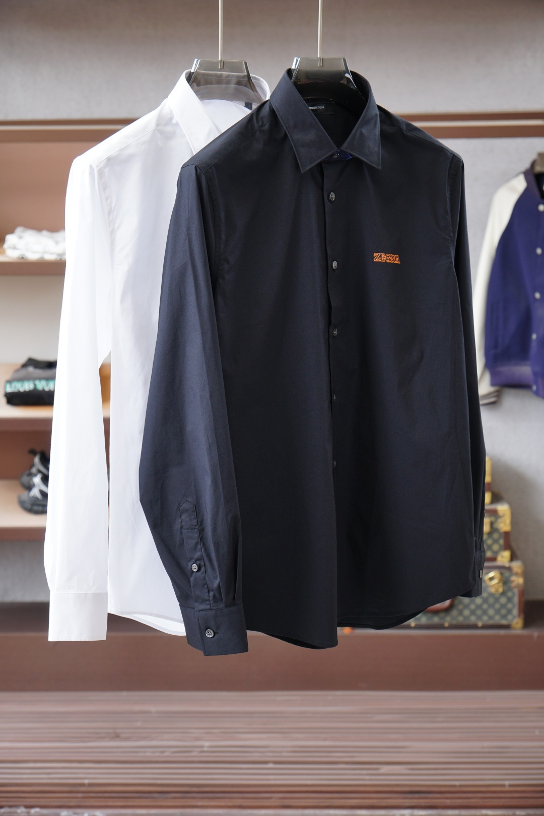 NO:607769,Ermenegildo Zegna-2025 new printed shirt, Lutai 120-count fine cotton fabric, reveals a noble temperament in both the light and the dress!  Unique style printed LOGO is more noble!  No matter you wear it outside, it is comfortable and soft without losing its noble style!  sizes～xxl (172/140 catties m slim fit, no belly) s shoulder width 46 bust 102 length 76 sleeve length 63 m shoulder width 47 bust 106 length 77.5 sleeve length 64 l shoulder width 48 bust 110 length 79 sleeve length 65 xl shoulder width 49 bust 114 length 80.5 sleeve length 66  xxl Shoulder width 50 Bust 118 Clothes length 82 Sleeve length 67 Recommended size (slightly loose fit) Height 174-140 pounds, try on size M which is suitable!  For boys weighing less than 135 catties, choose S size, between 135-150 catties, choose M size, between 150-165 catties, choose L size, between 165-180 catties, choose XL size, and between 180-198 catties, choose XXL size!  ,,zegna,shirts,alexander wang19860909杰尼亚-2025新款印花衬衫,鲁泰120支精棉面料,无论从亮光还是着装都透露着高贵的气质！独特风格印花LOGO更加高贵！无论外穿都是既舒适柔软,又不失高贵风范！ sizes～xxl（172/140斤m修身 没肚腩） s 肩宽 46胸围 102衣长 76袖长63 m 肩宽 47胸围 106衣长 77.5袖长64 l肩宽 48胸围 110衣长 79袖长65 xl 肩宽 49胸围 114衣长 80.5袖长66 xxl肩宽 50胸围 118衣长 82袖长67 尺码推荐（略宽松版型） 身高174-140斤,试穿M码合适！ 男生体重135斤以内选择S码,135-150斤选择M码,150-165斤选择L码,165-180斤选择XL码,180-198斤选择XXL码！,,zegna,shirts,alexander wang,Men's clothing