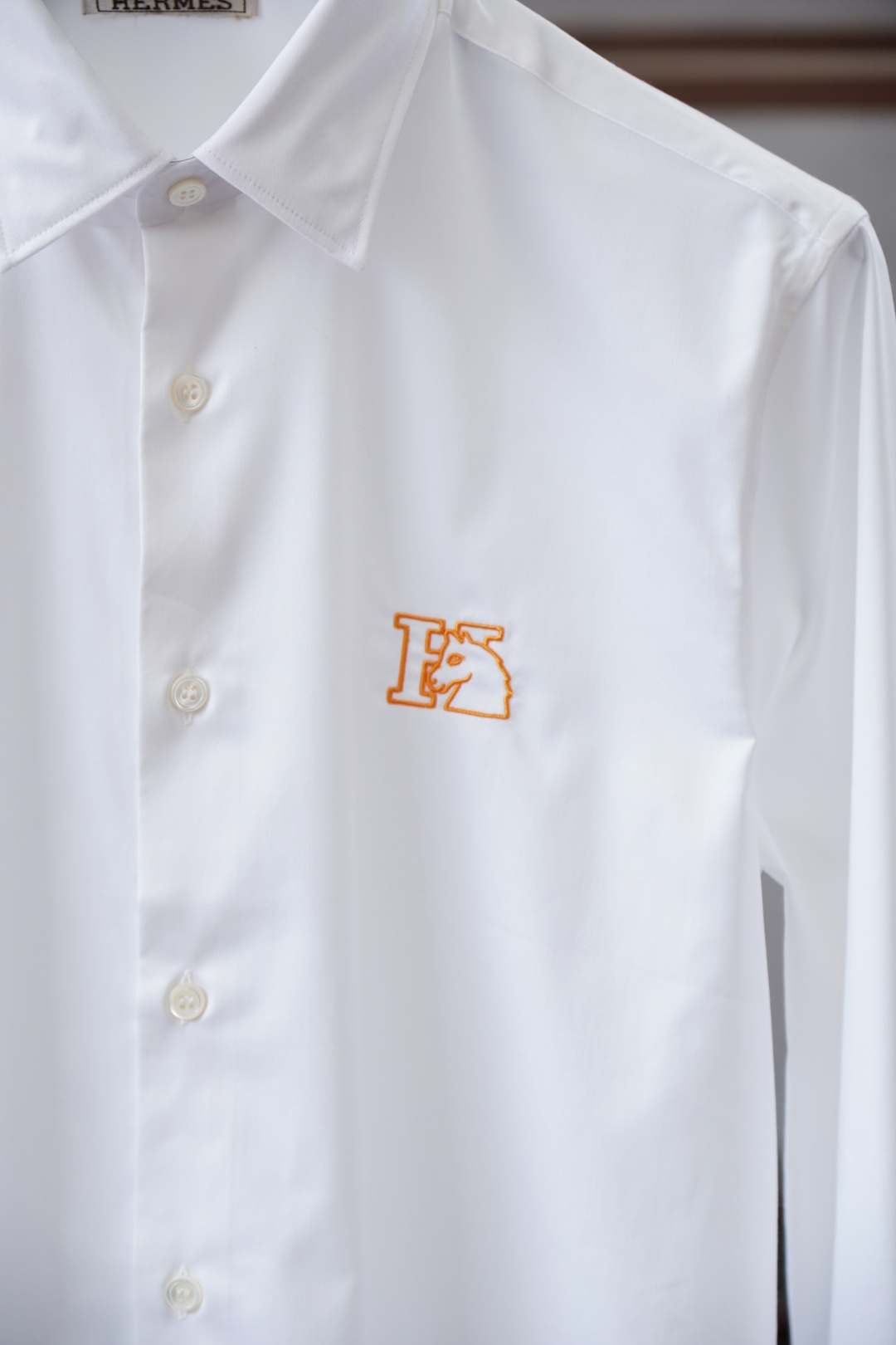 Hermes爱马仕-四季新款白色棉府绸基础百搭翻领衬衣，男士时尚经典马头金丝刺绣商务休闲长袖衬衫！贸易公
