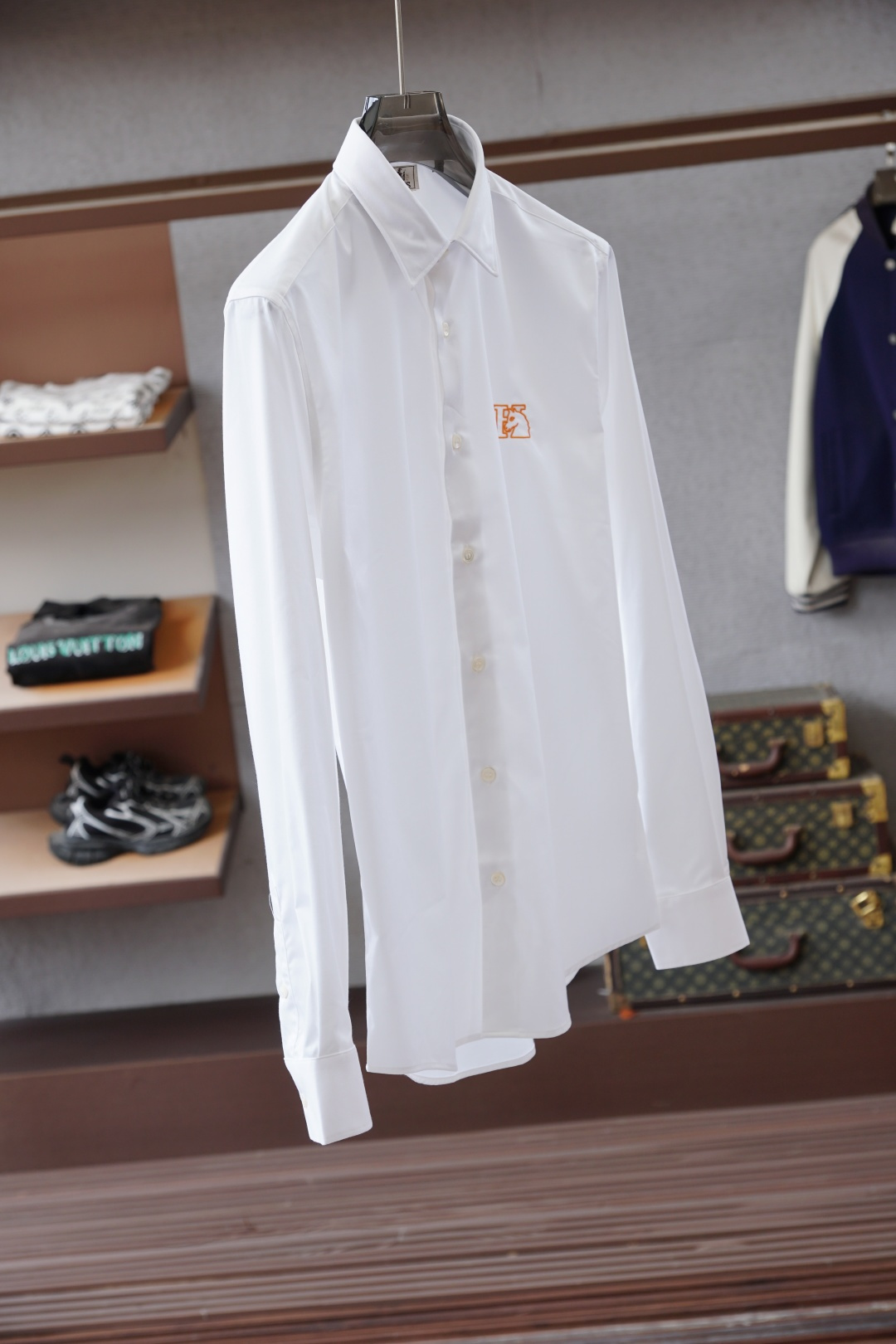 Hermes爱马仕-四季新款白色棉府绸基础百搭翻领衬衣，男士时尚经典马头金丝刺绣商务休闲长袖衬衫！贸易公