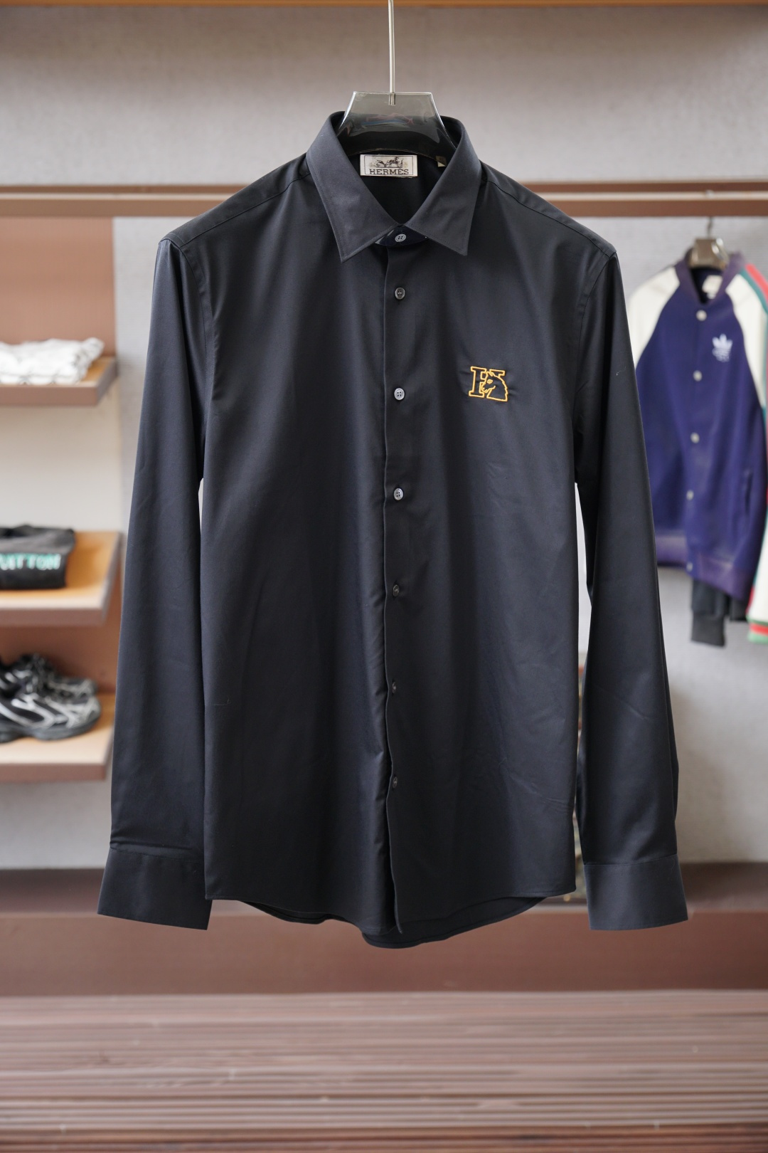 Hermes爱马仕-四季新款白色棉府绸基础百搭翻领衬衣，男士时尚经典马头金丝刺绣商务休闲长袖衬衫！贸易公