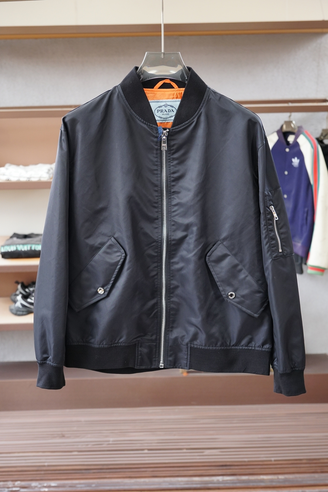 NO:607677,Prada - 2025ss autumn jacket, the latest baseball collar w jacket. High-end quality. The fabric and hardware are all customized at a 1:1 counter. The current custom-dyed stretch polyester fabric. The logo is decorated with the brand's classic seal. It is fashionable and high-end. It is handsome and stylish, not restrictive at all. It is made of high-quality imported pure cotton material, and the upper body is super comfortable!  It is paired with a classic logo webbing that clings to the brim of the hat. The whole thing is super cool and classy!  The upper body is not heavy, showing a fashionable and personalized atmosphere!  Color: black Size: M-XXXL,, prada, prada, jackets & coats, hats, alexander wang19860909Prada普拉达-2025ss秋款外套,最新款棒球领w外套 高端品质 版型面料五金都是专柜1:1定制 当下定制定染弹力聚酯纤维面料 logo采用品牌经典章仔装饰 时髦高端大气 身上帅气有型,一点不拘束、采用优质进口纯棉材质,上身超级舒适！搭配经典logo织带紧贴帽沿点缀.整件超级酷炫上档次！上身不厚重,尽显时尚个性气息！ 颜色:黑色 码数:M-XXXL,,prada,prada,jackets & coats,hats,alexander wang,Men's clothing