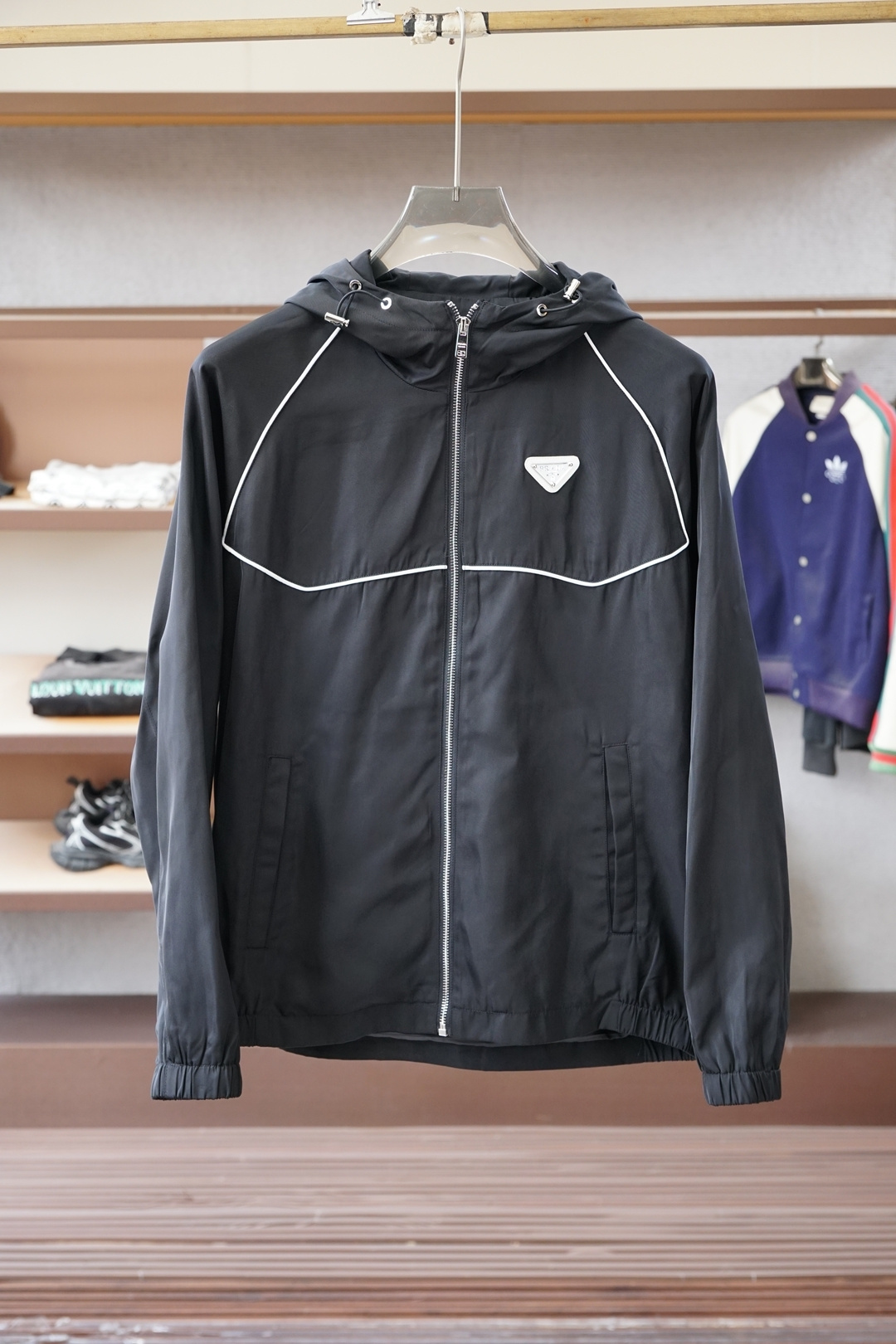 NO:607684,Prada/New P Re-Nylon Re-Nylon Regenerated Nylon Stand Collar Jacket - Men's light jacket with metal triangle logo on the chest. Ordered from the same channel in Romania, the most anticipated high-quality goods are coming, contrasting zipper placket design, classic urban outdoor casual business style, full of craftsmanship and good looks!  Adhering to the consistent hot-selling classic jacket style, this style is indeed more attractive than before. It has a contrasting zipper placket, iconic metal triangle logo embellishment on the chest, and recycled nylon waterproof fabric. It is specially made for outdoor use. It can be said that the whole body is eye-catching 360 degrees. It perfectly enhances the grade of the entire jacket, and you can get a sense of high-end luxury at a glance!  The custom-made metal zipper is engraved with a clear and exquisite brand LOGO. It is suitable for all men and all occasions. It can be said to be the most functional jacket for commuting. The P family's unique technical nylon material has a subtle touch and an attractive gloss, and the upper body comfort is absolutely top-notch. Coupled with the top-notch craftsmanship and the processing of various details, it is the representative of the P family's craftsmanship. The creation of such details is enough to make people intuitively and three-dimensionally feel the grade of this style, which is an added bonus for the wearer!  !  Size M-3XL,,prada,prada,jackets & coats,jackets & coats,alexander wang19860909Prada普拉达/新款P家Re-Nylon再生尼龙立领外套-男士胸前金属三角标装饰轻便夹克.罗马尼亚同渠道订单,最为期待的精品狠货来袭,撞色拉链门襟设计,经典都市户外休闲商务风格,工艺与颜值拉满！ 秉承着一贯的爆款经典夹克版型打造,但是此款的看点确实超越以往.撞色拉链门襟,胸前标志性金属三角徽标点缀,再生尼龙防水面料,专为户外打造,可以说浑身上下360度都皆是看点.完美提升整件夹克的档次,一眼便能GET到的高端奢华感！客供定制金属拉链,拉链标识刻有清晰精致的品牌LOGO点缀,适合一切男人,适合一切场合,可谓是最通勤的功能性夹克外套. P家独有的科技尼龙材质,触感微妙,光泽度更是撩人,上身舒适度绝对到顶.加上顶级的工艺打造,各种细节的处理,都是P家工匠精神的代表,这种细节的打造,足以让人直观立体的感受到此款的档次所在,更为穿着者加分！！尺码M-3XL,,prada,prada,jackets & coats,jackets & coats,alexander wang,Men's clothing