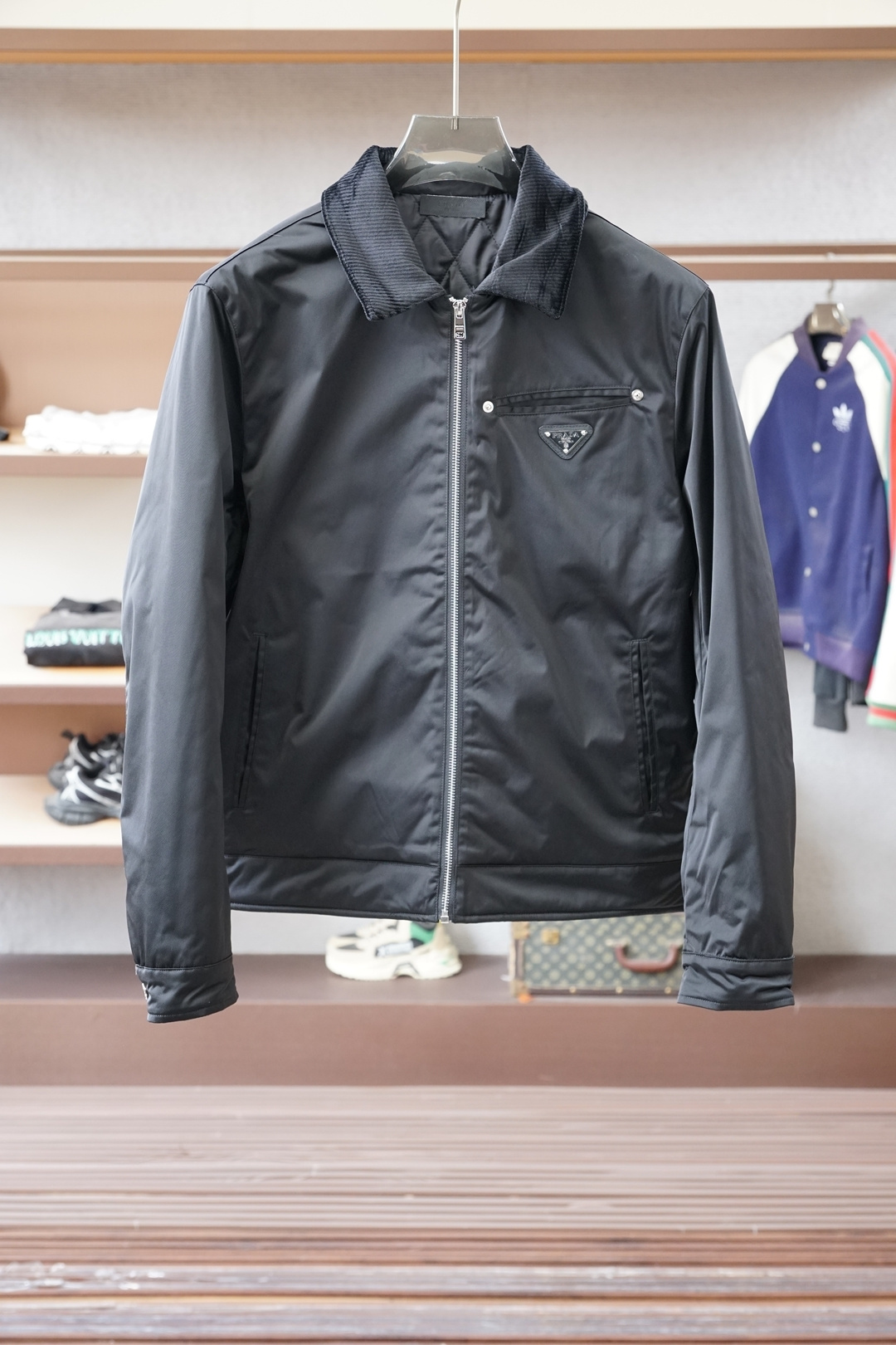 NO:607716,Prada/2025 autumn and winter new stand-collar cotton jacket, aristocratic descent!  The triangle logo highlights the brand's charm and is crafted with craftsmanship. The fabric is made of imported polyester fiber ultra-thin soft shell fabric with strong luster. The inner layer is filled with imported fine cotton, making the upper body lighter and warmer, fashionable and compatible with warmth!  The details and materials used are very exquisite, showing the designer's extreme attentiveness to making it. It is more like a handicraft. The overall shape is very good, and the high-end ratio is high. Size M～3XL,, prada, prada, jackets & coats, alexander wang19860909Prada普拉达/2025秋冬新款立领棉衣外套,贵族血统！三角标凸显品牌魅力匠心打造,面料选用进口聚酯纤维超薄软壳面料,光泽感强,内层填充了进口精棉,上身更加轻盈保暖,时尚保暖兼容！细节用料都非常考究,显示了设计 师极致的用心制作,更像是一件工艺品,整体版型很赞,高端比入. 码数M～3XL,,prada,prada,jackets & coats,alexander wang,Men's clothing