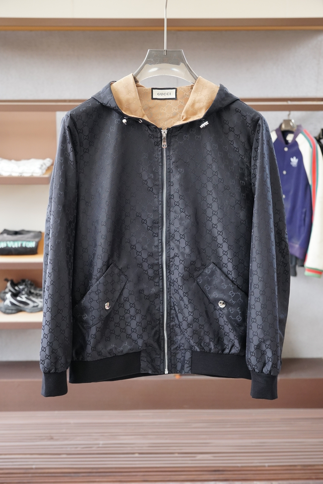 NO:607679,Gucci Gucci - 2025ss autumn jacket, the latest casual jacket, high-end quality, the fabric and hardware are all customized at a 1:1 counter. The current custom-dyed stretch polyester fabric logo is decorated with the brand's classic seal. It is fashionable and high-end. It is handsome and stylish, not restrictive at all. It is made of high-quality imported pure cotton material, and the upper body is super comfortable!  It is paired with a classic logo webbing that clings to the brim of the hat. The whole thing is super cool and classy!  The upper body is not heavy, showing a fashionable and personalized atmosphere!  Color: Khaki, Size: M-XXXL,,gucci,jackets & coats,hats,alexander wang19860909Gucci古奇-2025ss秋款外套,最新款休闲外套 高端品质 版型面料五金都是专柜1:1定制 当下定制定染弹力聚酯纤维面料 logo采用品牌经典章仔装饰 时髦高端大气 身上帅气有型,一点不拘束、采用优质进口纯棉材质,上身超级舒适！搭配经典logo织带紧贴帽沿点缀.整件超级酷炫上档次！上身不厚重,尽显时尚个性气息！ 颜色:卡其色, 码数:M-XXXL,,gucci,jackets & coats,hats,alexander wang,Men's clothing