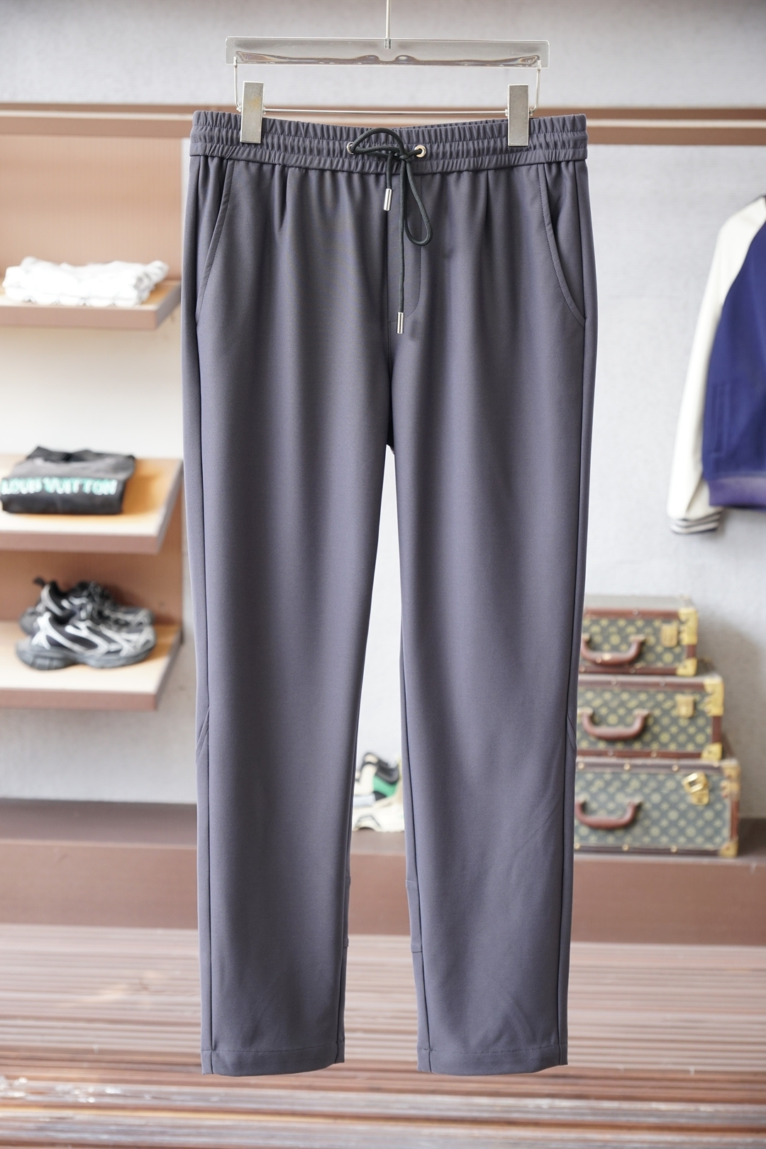 普拉达- Prada-经典刺绣logo标识加绒休闲裤，男士内里科技热熔岩蓄热直筒长裤。深圳港口私密订单，