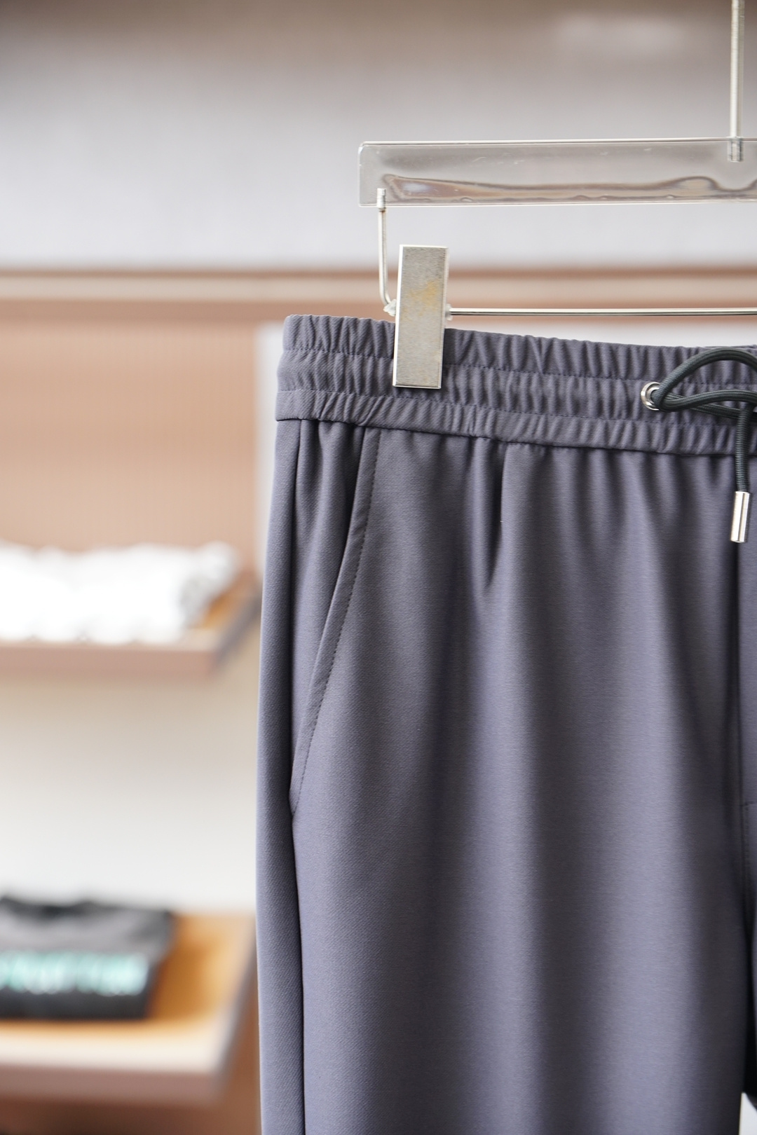 普拉达- Prada-经典刺绣logo标识加绒休闲裤，男士内里科技热熔岩蓄热直筒长裤。深圳港口私密订单，