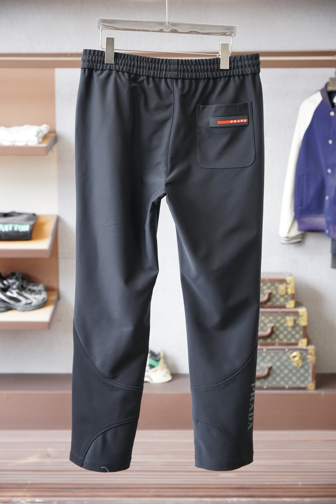普拉达- Prada-经典刺绣logo标识加绒休闲裤，男士内里科技热熔岩蓄热直筒长裤。深圳港口私密订单，