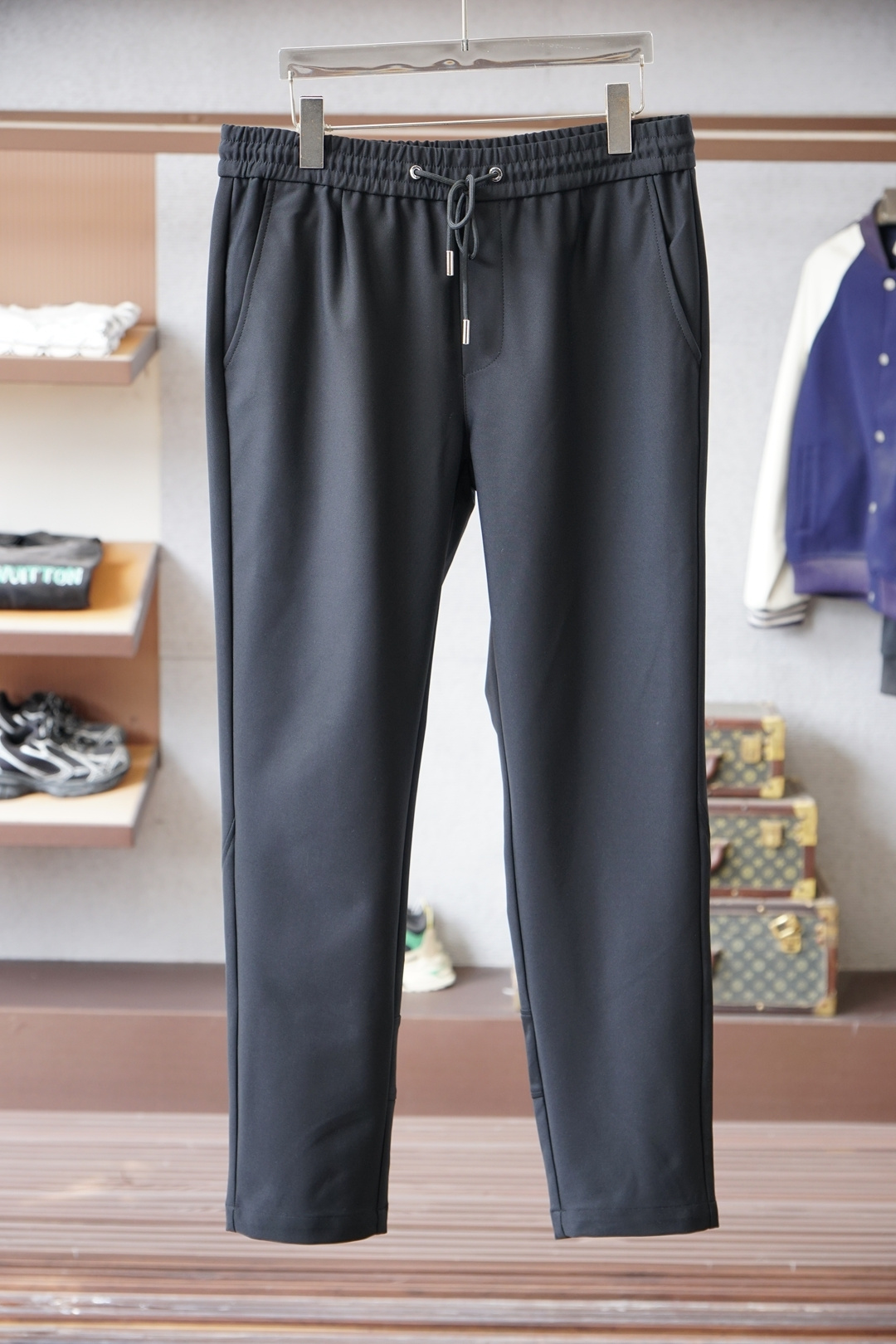 普拉达- Prada-经典刺绣logo标识加绒休闲裤，男士内里科技热熔岩蓄热直筒长裤。深圳港口私密订单，