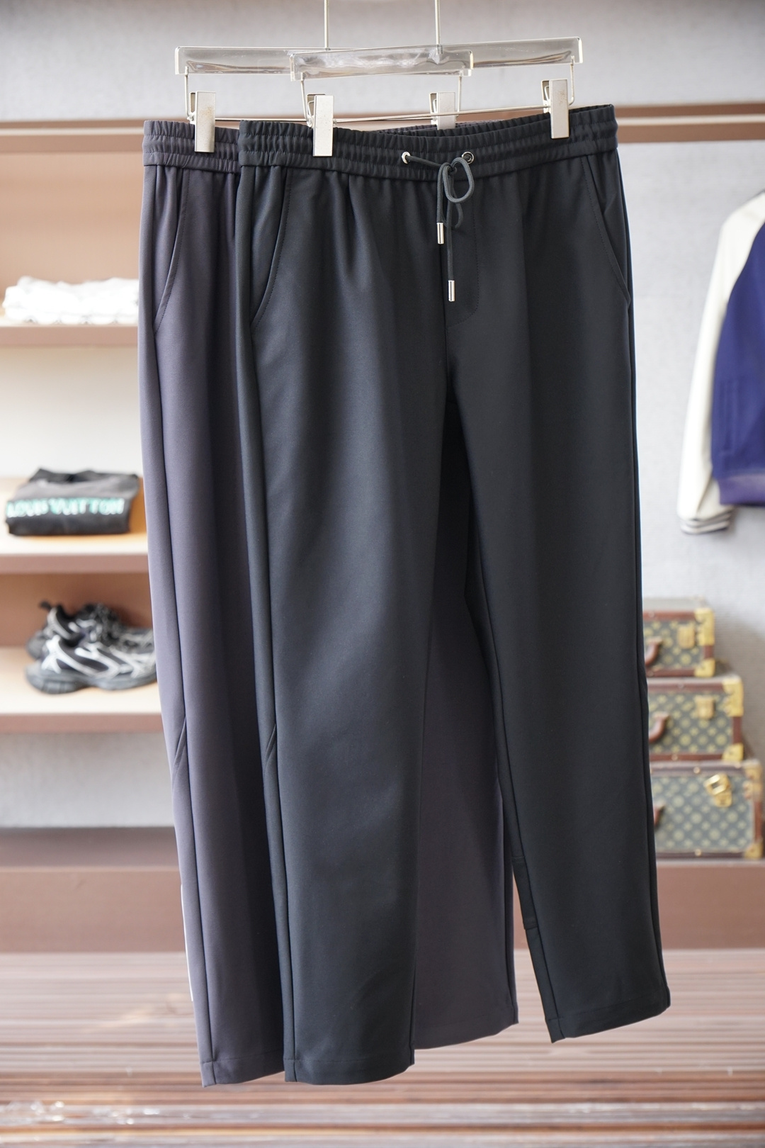 NO:614379,Prada - Classic embroidered logo logo velvet casual pants, men's straight trousers with technical hot lava heat storage lining. Shenzhen port private order, the latest counter item is here, the iconic felt logo and embroidered logo are embellished, using closely combed Xinjiang top long-staple cotton, lining hot lava custom fabric, high-strength heat storage, refusing to be bloated, and soft to the touch. Create a high-end urban leisure sports style, versatile upper body performance!  The style of this style can even be said to be pure and classic, with a well-fitted silhouette, knitted cotton high-definition fabric, iconic felt logo embellishment, and embroidered logo design on the back pocket of the pants, which is even more eye-catching. It fully exudes the charm of a mature man without looking old-fashioned, and the upper body effect is close to perfect.  Made of top-grade knitted cotton, with hot lava functional fine wool fabric inside. After multiple layers of fleece processing, the suede surface is very fine and gentle, and has a strong thermal insulation effect. The bottom surface is one-piece color-woven, with a tight structure and clear texture. The cotton feels comfortable, skin-friendly and warm. The overall touch is extremely comfortable, the skin-friendly effect is advanced, and the version and drape are full marks, which perfectly meets the needs of various wearing occasions. Size M-3XL M size waist 74-84 hip 102  Pants length 103 L size Waist 78-88 Hips 106 Pants length 104  Wear size M under 130 pounds, wear size L between 130-145 pounds, wear size XL between 145-160 pounds, wear size 2XL between 160-175 pounds, wear size 3XL between 175-190 pounds, prada, prada, alexander wang19860909普拉达- Prada-经典刺绣logo标识加绒休闲裤,男士内里科技热熔岩蓄热直筒长裤.深圳港口私密订单,最新柜台单品来袭,标志性毛毡logo与刺绣标识点缀,采用精梳紧密的新疆顶级长绒棉,内里热熔岩高订面料,高强蓄热,拒绝臃肿,手感柔软.打造高端都市休闲运动风格,百搭上身性能！ 此款的风格甚至可以说是纯粹跟经典,合身的版型打造,针织纯棉高定面料,标志性毛毡徽标点缀,加上裤后口袋刺绣logo设计,更是具有引人夺目.充分的散发成熟男士的魅力感,又不会显得老气,上身效果更是接近完美. 顶级针织棉质打造,内里热熔岩功能性细毛面料,经过多道起绒工艺,绒面非常细腻温和,保暖效果强.底面一体色织,结构紧实,纹理清晰.棉感舒适,亲肤保暖整体的触感极为舒适,亲肤效果高级,且版型还有垂感都是满分,完美的符合各种穿搭场合的所需.尺码M-3XL M码 腰围74-84 臀围102 裤长103 L码 腰围78-88 臀围106 裤长104 XL码腰围82-92 臀围110 裤长105 2XL码 腰围86-96 臀围114 裤长106 3XL码 腰围90-100 臀围118 裤长107 尺码推荐 130斤以内穿M码,130-145斤穿L码,145-160斤穿XL码,160-175斤穿2XL码,175-190斤穿3XL码,,prada,prada,alexander wang,Men's clothing