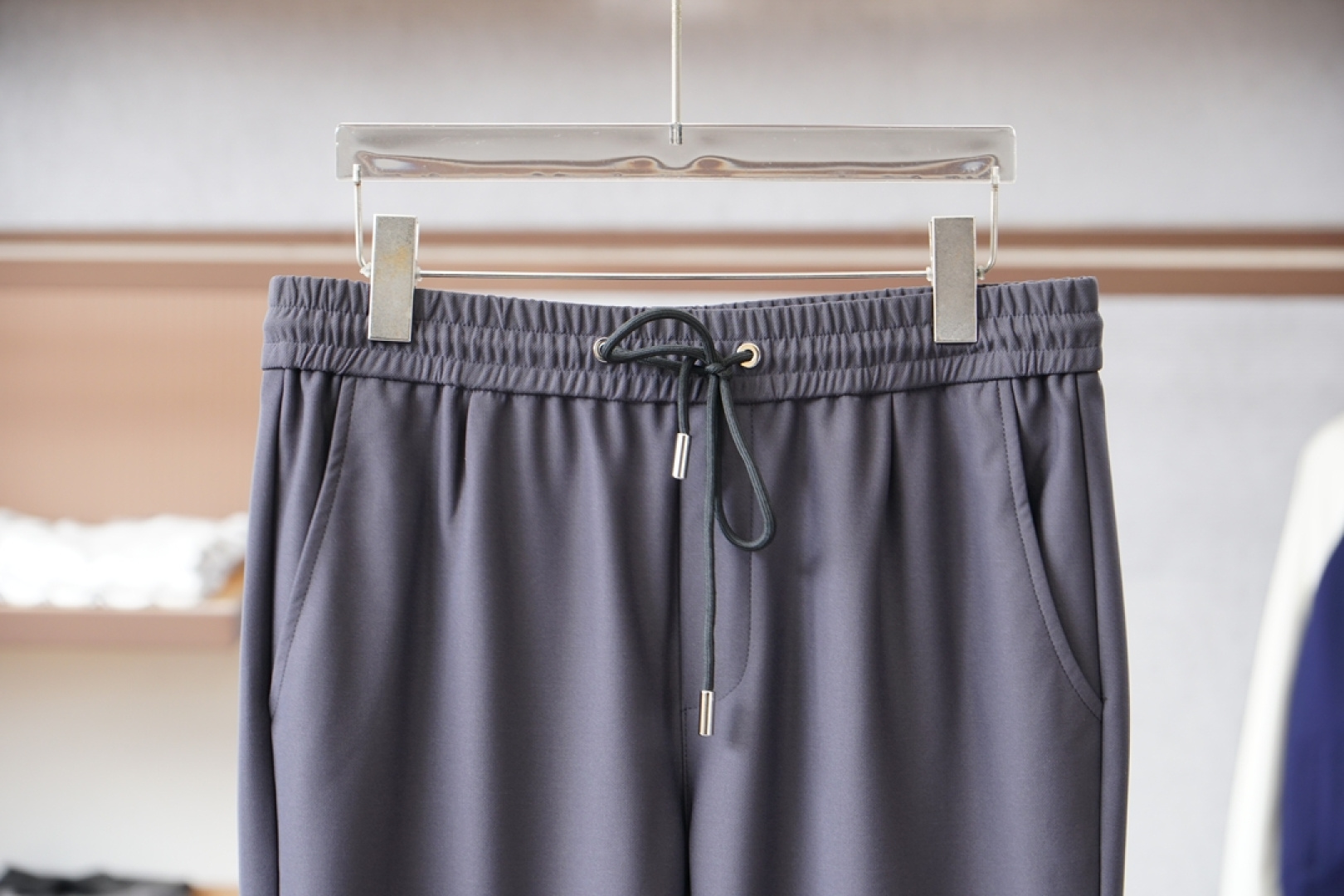 普拉达- Prada-经典刺绣logo标识加绒休闲裤，男士内里科技热熔岩蓄热直筒长裤。深圳港口私密订单，