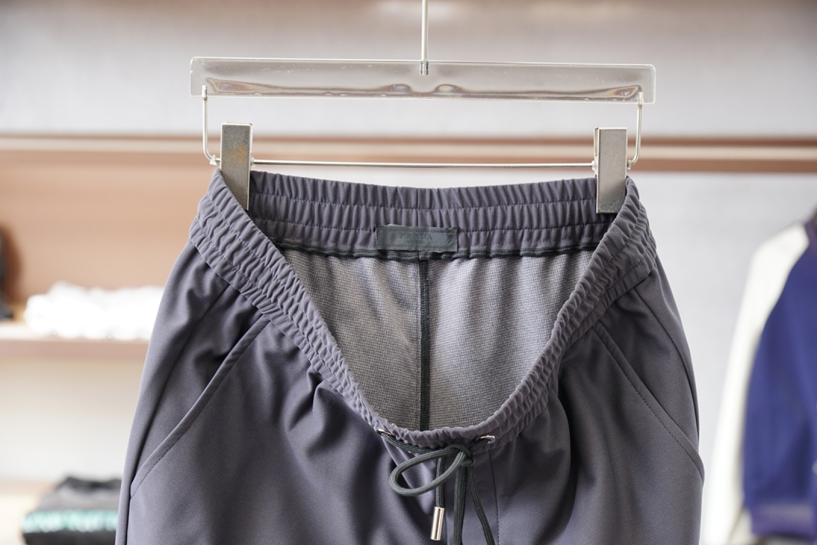 普拉达- Prada-经典刺绣logo标识加绒休闲裤，男士内里科技热熔岩蓄热直筒长裤。深圳港口私密订单，