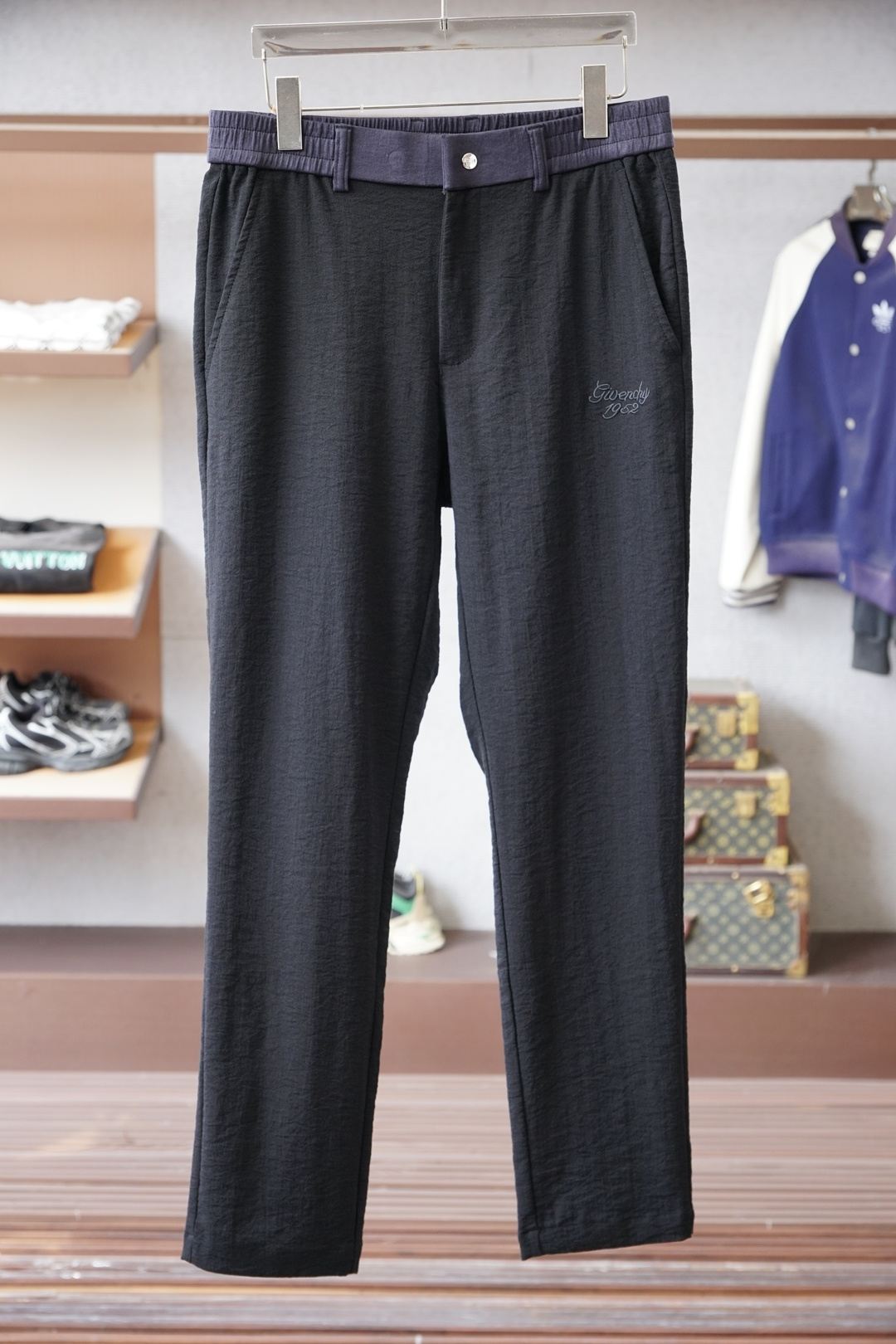 NO:614373,Givenchy - 25 new autumn and winter logo logo velvet casual pants, men's straight trousers with technical hot lava heat storage lining. Shenzhen port private order, the latest counter item is here, the iconic felt logo and embroidered logo are embellished, using closely combed Xinjiang top long-staple cotton, lining hot lava custom fabric, high-strength heat storage, refusing to be bloated, and soft to the touch. Create a high-end urban leisure sports style, versatile upper body performance!  The style of this style can even be said to be pure and classic, with a well-fitted silhouette, knitted cotton high-definition fabric, iconic felt logo embellishment, and embroidered logo design on the back pocket of the pants, which is even more eye-catching. It fully exudes the charm of a mature man without looking old-fashioned, and the upper body effect is close to perfect.  Made of top-grade knitted cotton, with hot lava functional fine wool fabric inside. After multiple layers of fleece processing, the suede surface is very fine and gentle, and has a strong thermal insulation effect. The bottom surface is one-piece color-woven, with a tight structure and clear texture. The cotton feels comfortable, skin-friendly and warm. The overall touch is extremely comfortable, the skin-friendly effect is advanced, and the version and drape are full marks, which perfectly meets the needs of various wearing occasions. Size M-3XL M size waist 74-84 hip 102  Pants length 103 L size Waist 78-88 Hips 106 Pants length 104  Wear size M under 130 pounds, wear size L between 130-145 pounds, wear size XL between 145-160 pounds, wear size 2XL under 160-175 pounds, wear size 3XL under 175-190 pounds,,givenchy,alexander wang19860909纪梵希-25秋冬新款logo标识加绒休闲裤,男士内里科技热熔岩蓄热直筒长裤.深圳港口私密订单,最新柜台单品来袭,标志性毛毡logo与刺绣标识点缀,采用精梳紧密的新疆顶级长绒棉,内里热熔岩高订面料,高强蓄热,拒绝臃肿,手感柔软.打造高端都市休闲运动风格,百搭上身性能！ 此款的风格甚至可以说是纯粹跟经典,合身的版型打造,针织纯棉高定面料,标志性毛毡徽标点缀,加上裤后口袋刺绣logo设计,更是具有引人夺目.充分的散发成熟男士的魅力感,又不会显得老气,上身效果更是接近完美. 顶级针织棉质打造,内里热熔岩功能性细毛面料,经过多道起绒工艺,绒面非常细腻温和,保暖效果强.底面一体色织,结构紧实,纹理清晰.棉感舒适,亲肤保暖整体的触感极为舒适,亲肤效果高级,且版型还有垂感都是满分,完美的符合各种穿搭场合的所需.尺码M-3XL M码 腰围74-84 臀围102 裤长103 L码 腰围78-88 臀围106 裤长104 XL码腰围82-92 臀围110 裤长105 2XL码 腰围86-96 臀围114 裤长106 3XL码 腰围90-100 臀围118 裤长107 尺码推荐 130斤以内穿M码,130-145斤穿L码,145-160斤穿XL码,160-175斤穿2XL码,175-190斤穿3XL码,,givenchy,alexander wang,Men's clothing