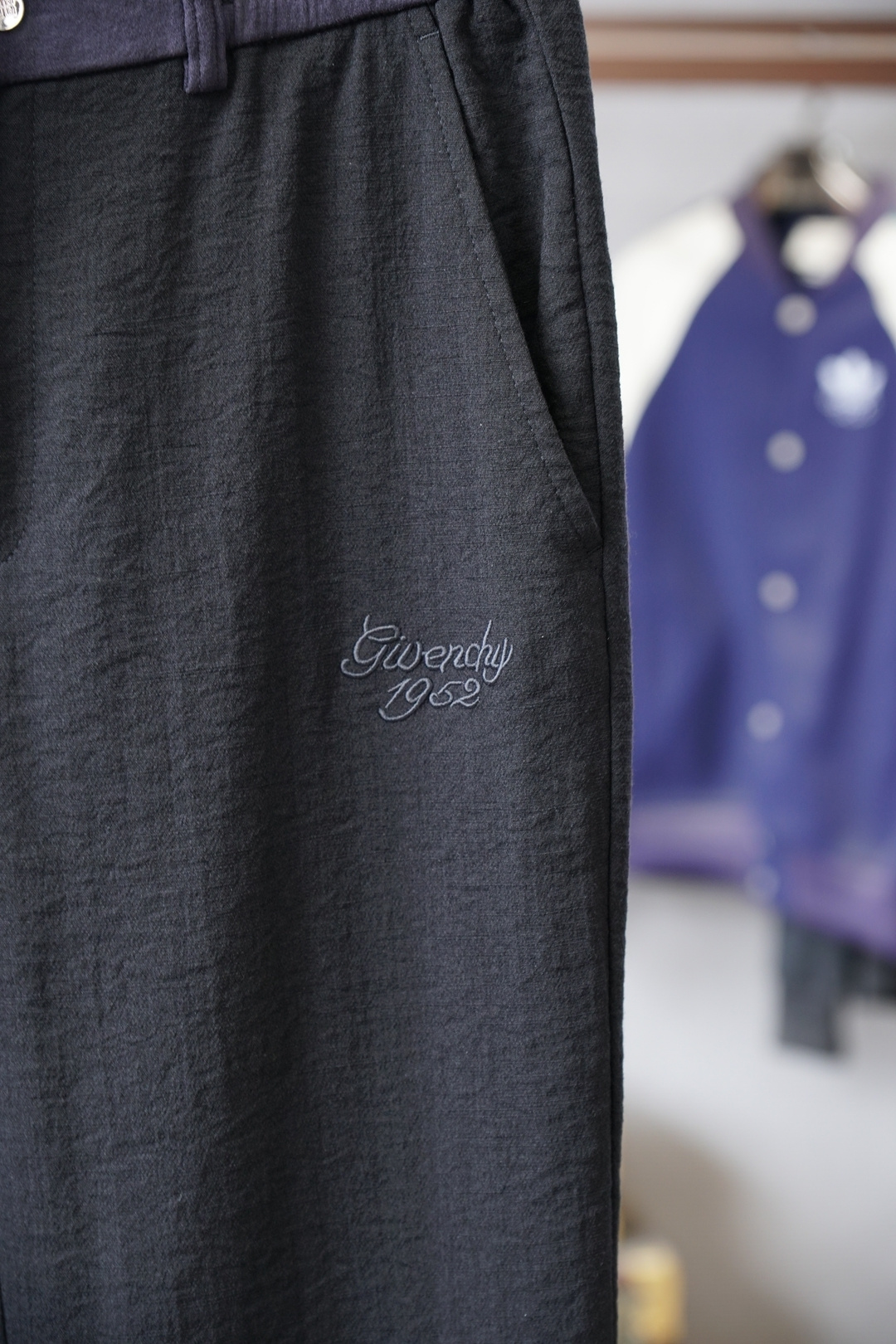 纪梵希-25秋冬新款logo标识加绒休闲裤，男士内里科技热熔岩蓄热直筒长裤。深圳港口私密订单，最新柜台单