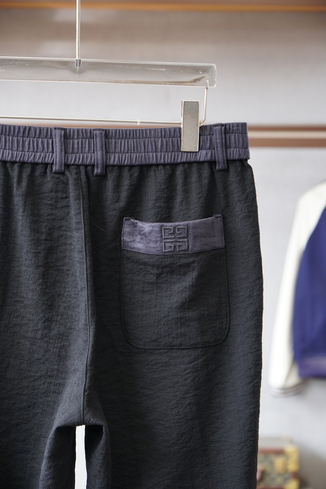 纪梵希-25秋冬新款logo标识加绒休闲裤，男士内里科技热熔岩蓄热直筒长裤。深圳港口私密订单，最新柜台单