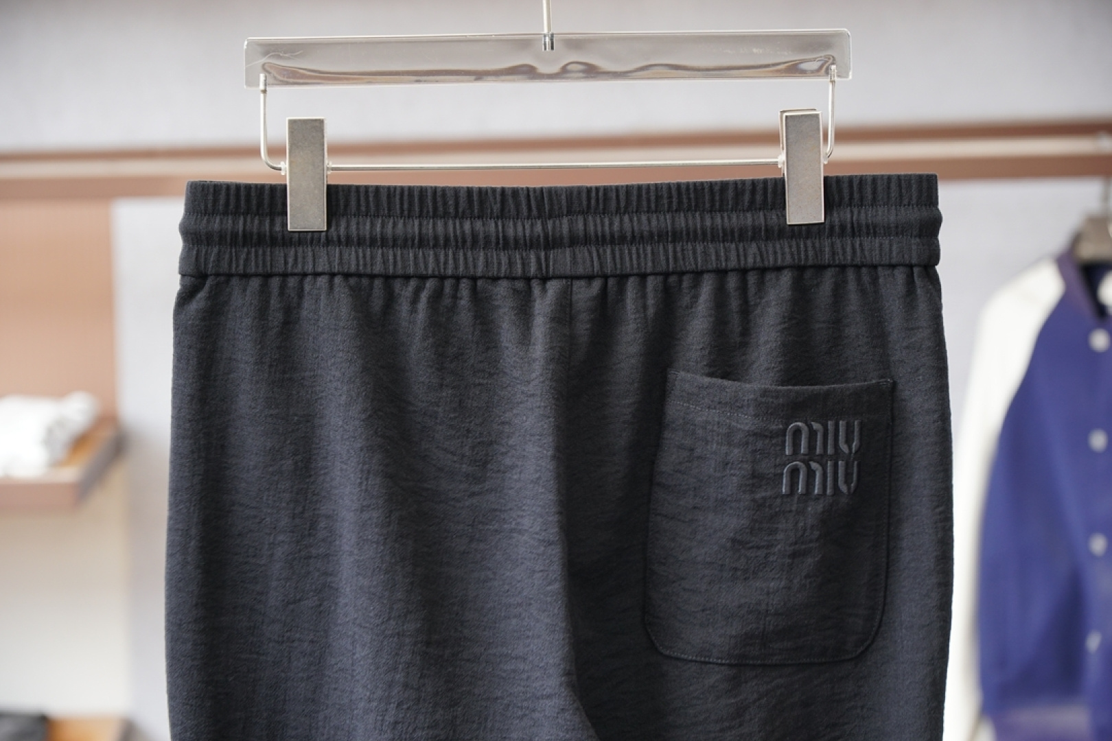 Miumiu-logo标识加绒休闲裤，男士内里科技热熔岩蓄热直筒长裤。深圳港口私密订单，M最新柜台单品来